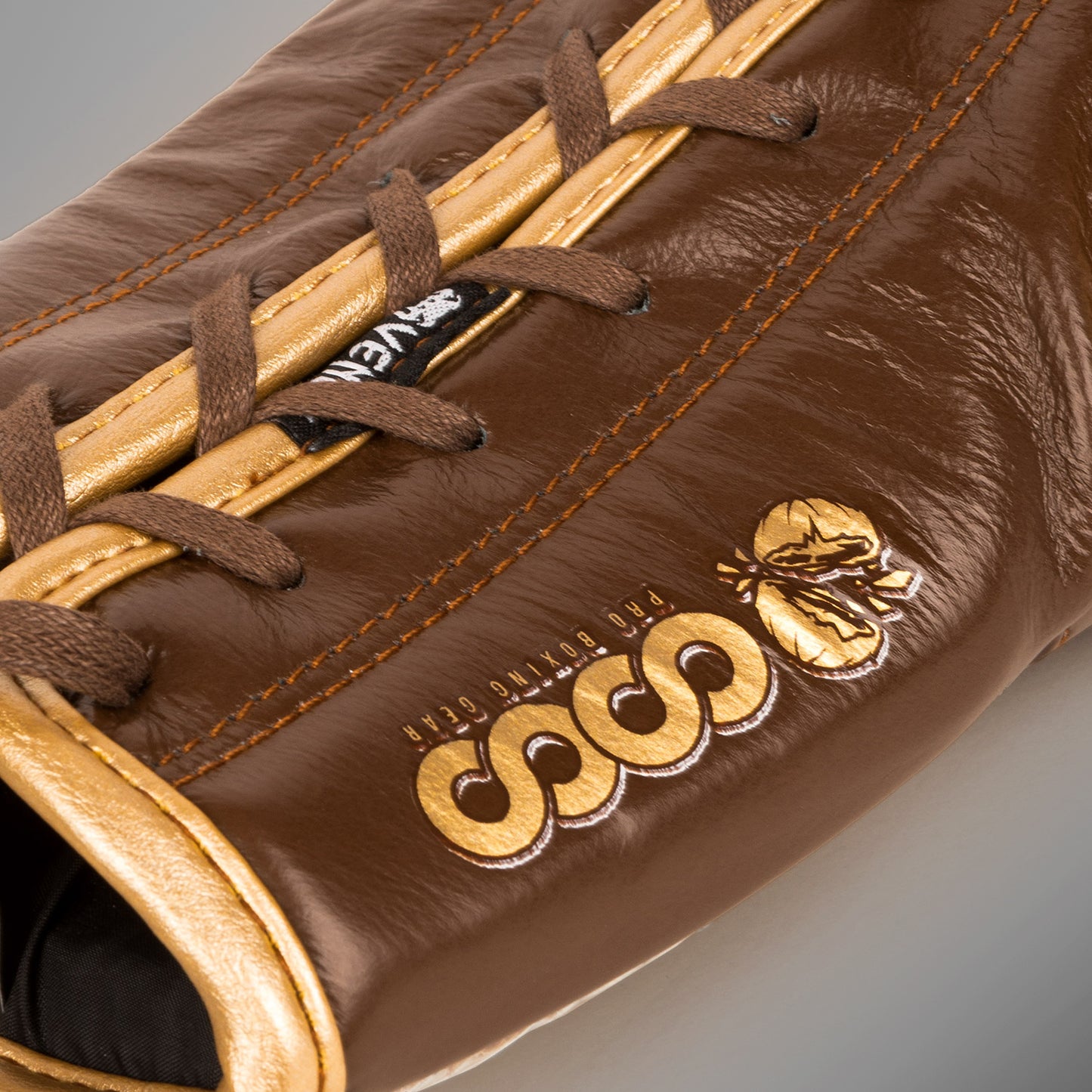 Venum Coco Monogram Pro 레이스업 복싱 글러브 – 그리즐리 브라운