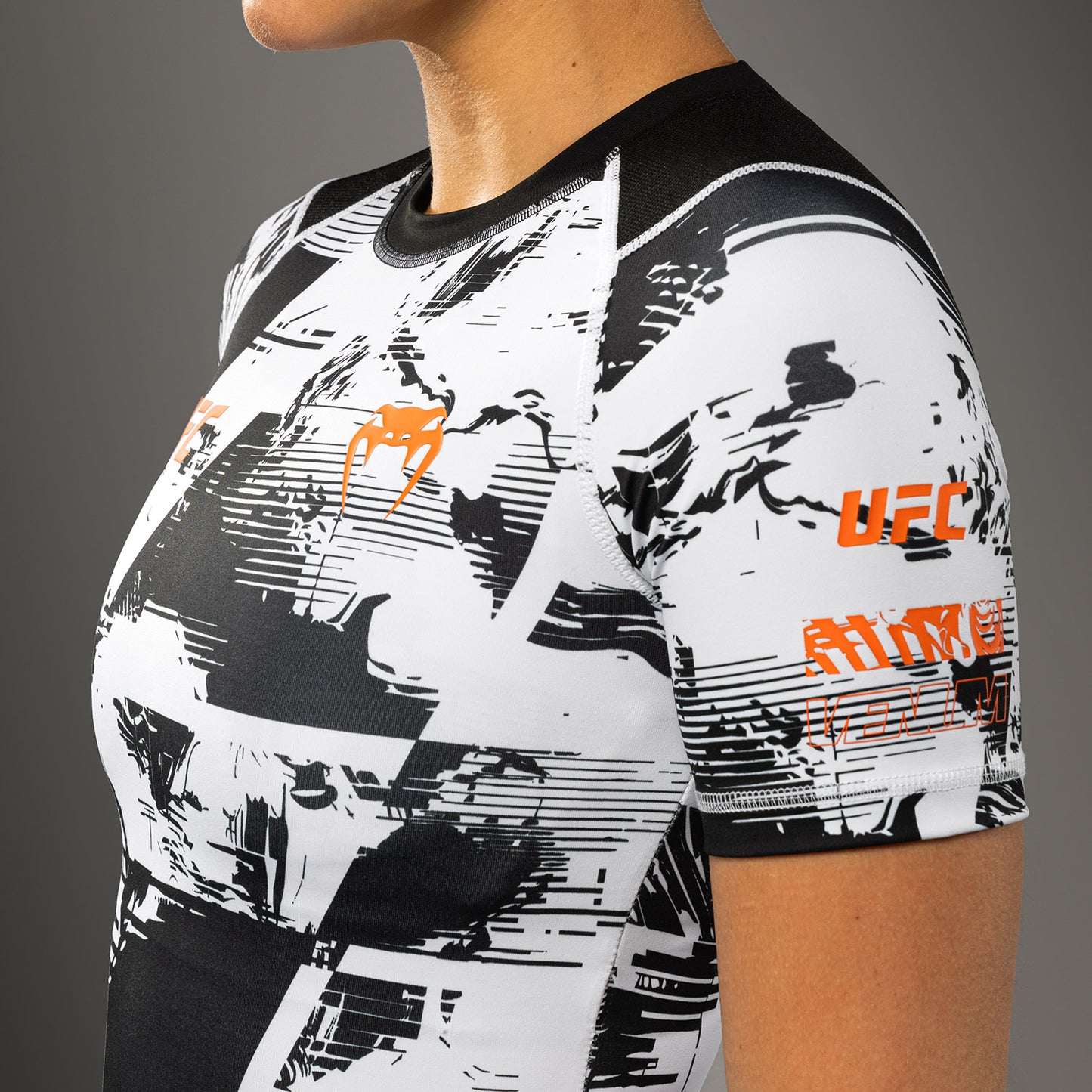 Women’s UFC Zenith by Venum 화이트 퍼포먼스 반팔 래쉬가드
