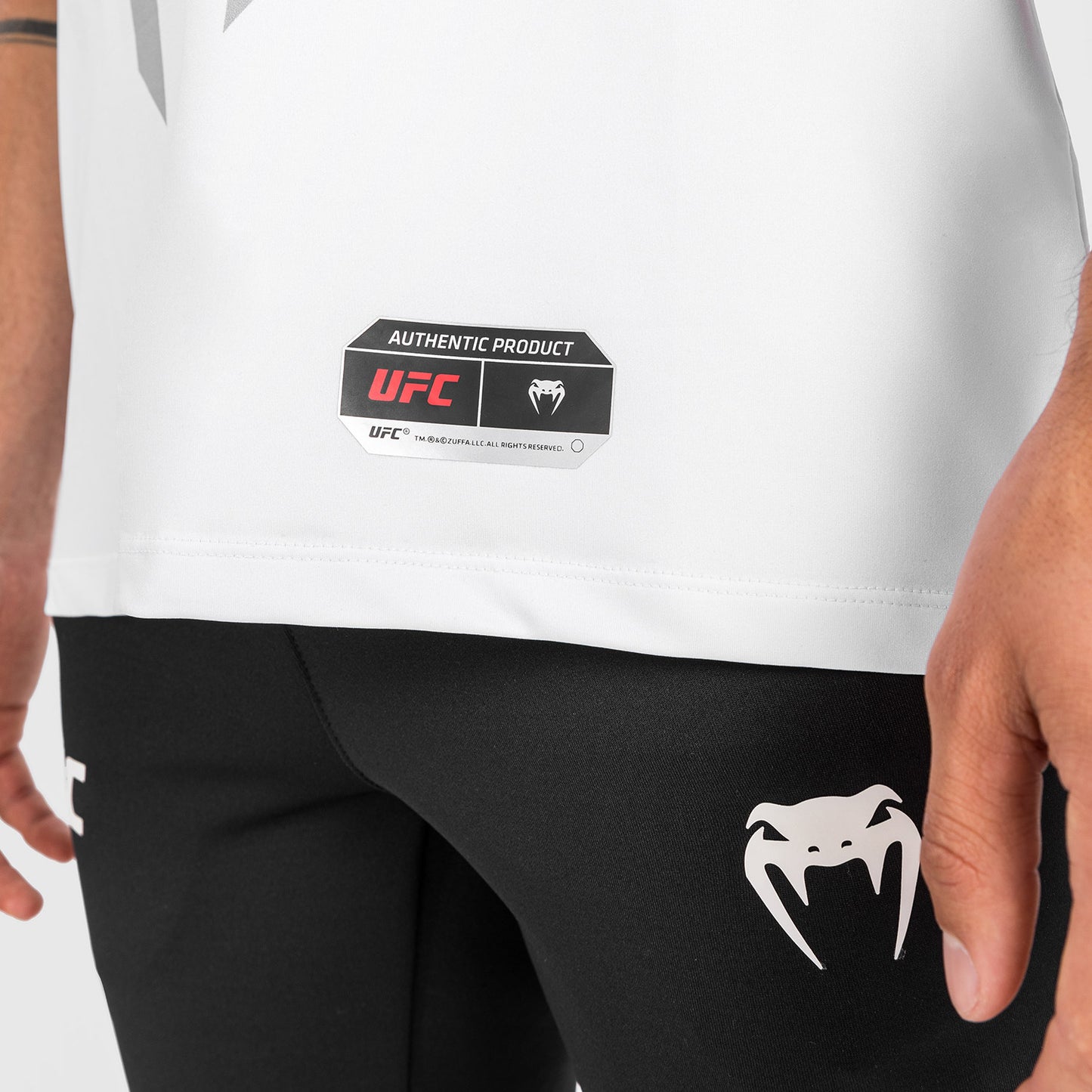 UFC Venum Authentic Fight Night 2.0 키트 by Venum 남성용 워크아웃 저지 – 화이트