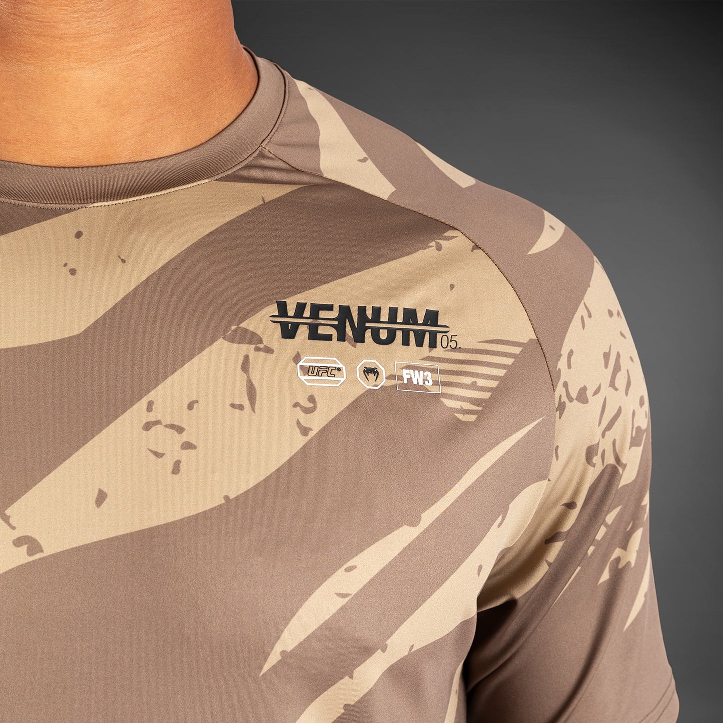 UFC Adrenaline by Venum 남성용 파이트 위크 드라이 테크 티셔츠 – 샌드 카모