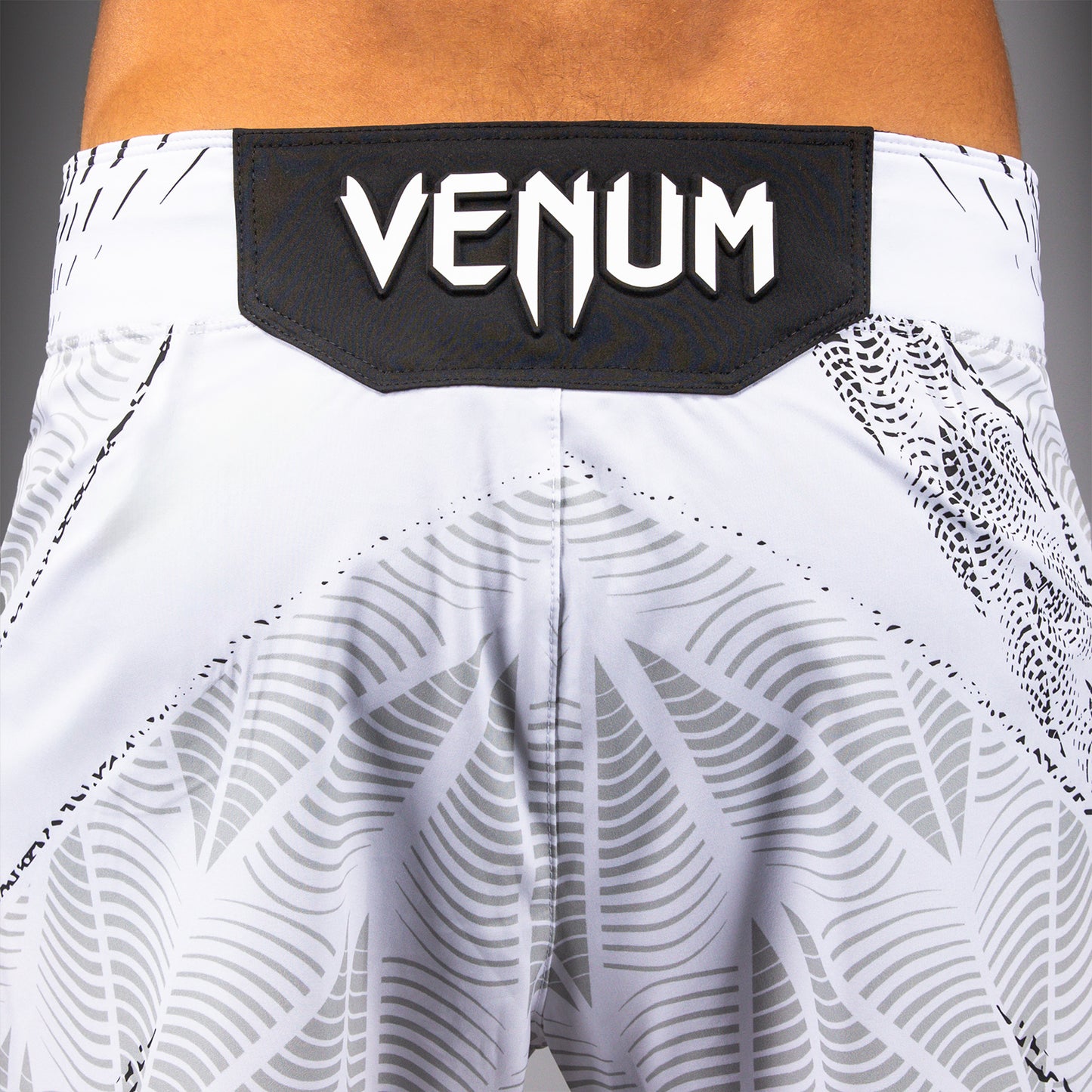 남성용 UFC Zenith by Venum 화이트 어센틱 파이트 나이트 쇼츠 핏 파이트 쇼츠