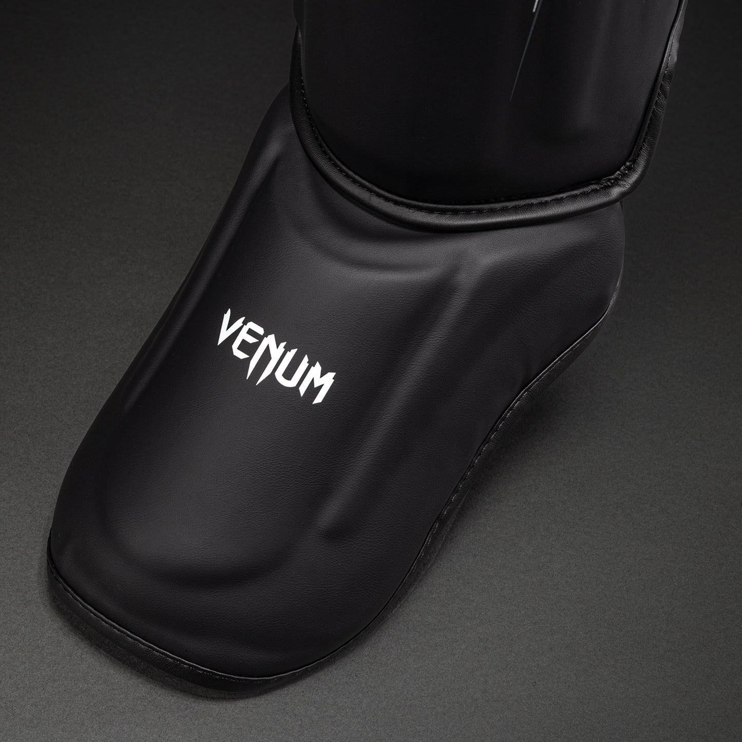 Venum Streamline 정강이 보호대 – 블랙/화이트