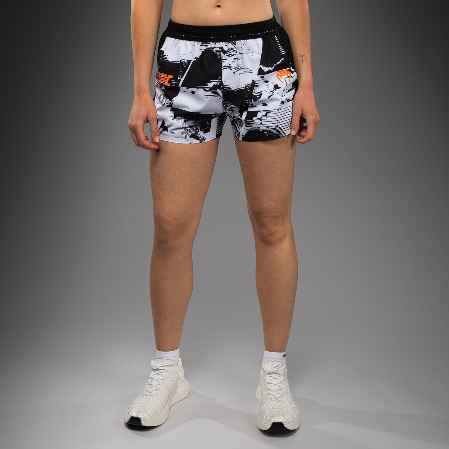 Venum UFC Zenith Authentic Fight Week 여성 퍼포먼스 쇼츠 – 화이트