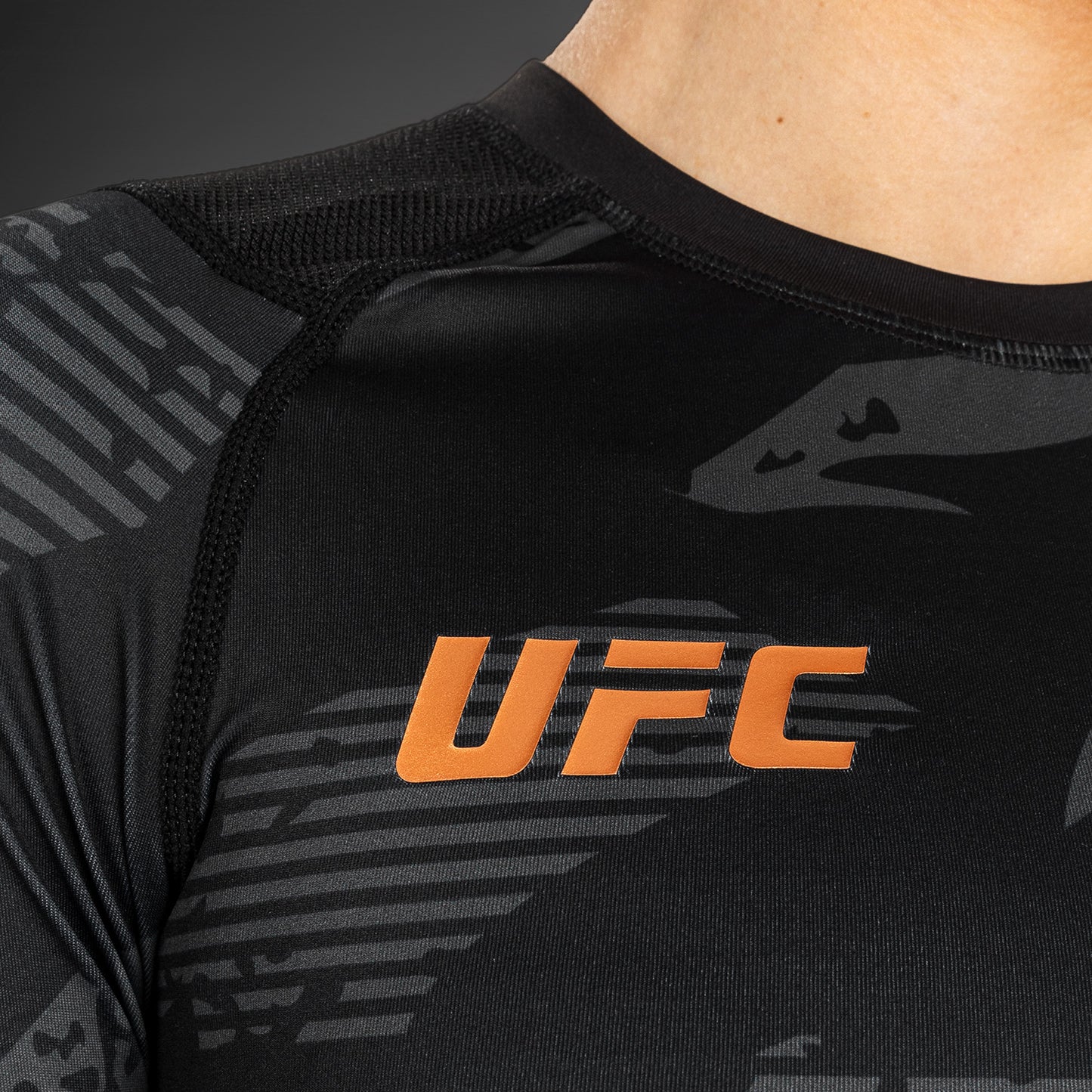 UFC Adrenaline by Venum Fight Week 여성용 퍼포먼스 긴팔 래쉬가드 – 어반 카모