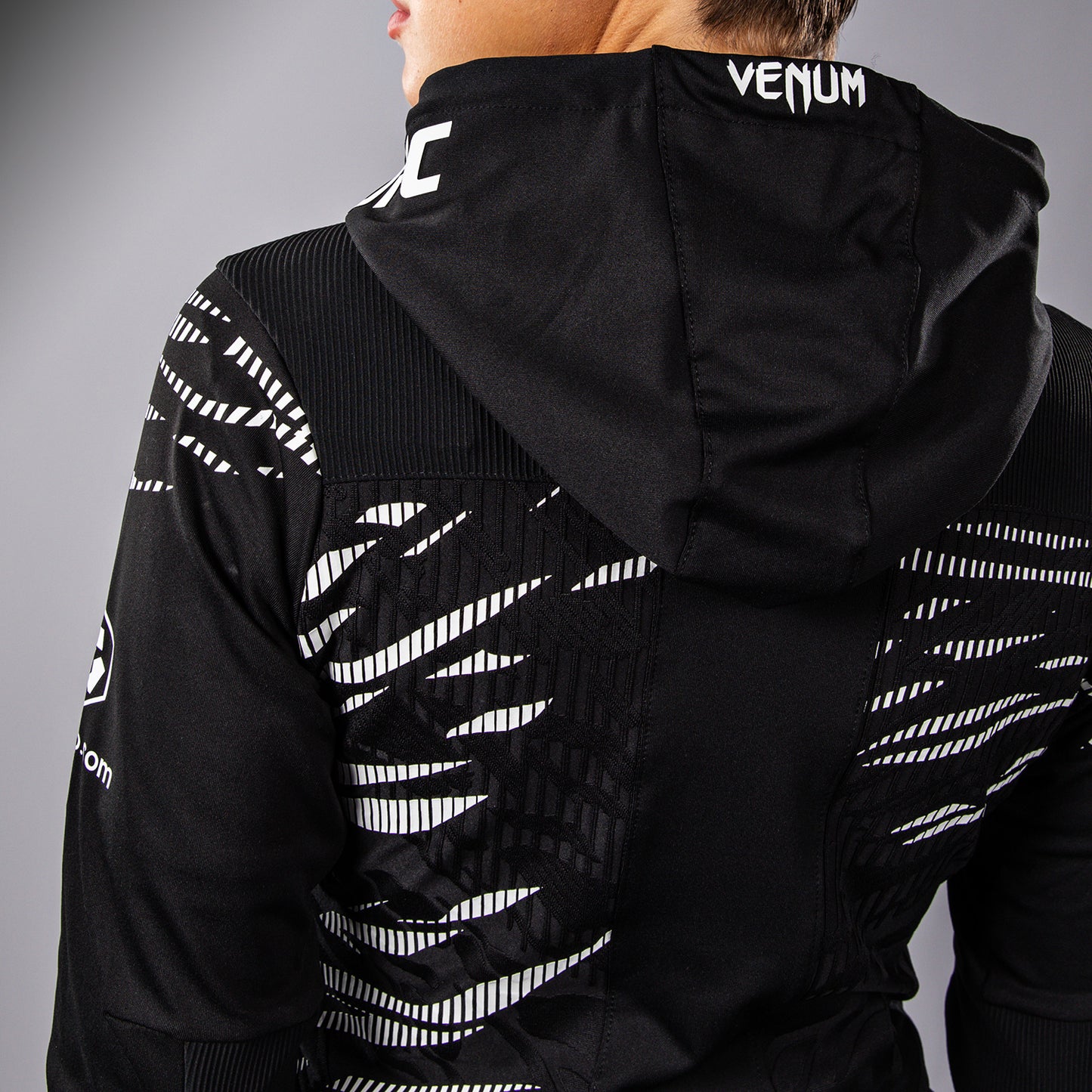 UFC Fusion by Venum Authentic Fight Night 여성용 워크아웃 후디 – 블랙