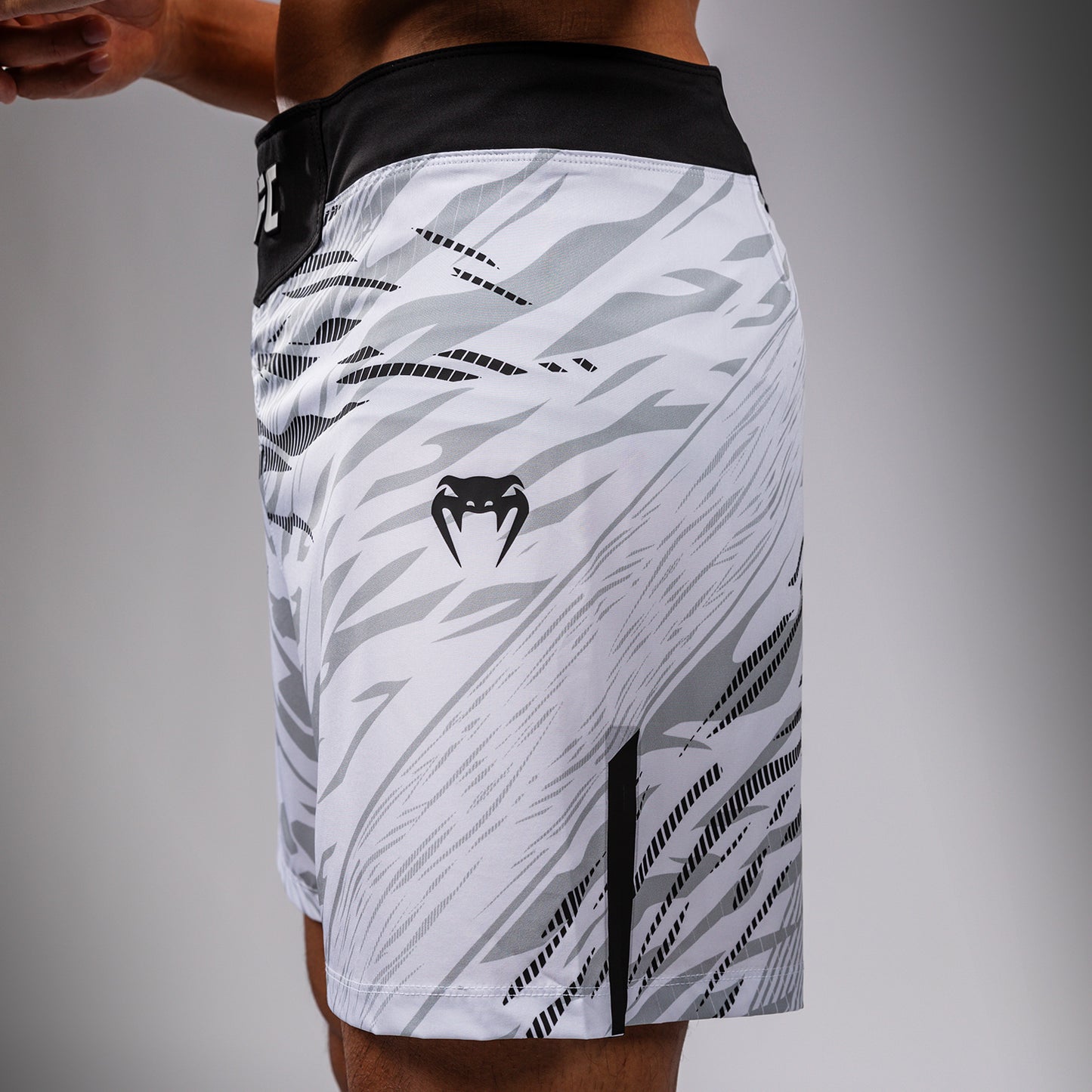 UFC Fusion by Venum Authentic Fight Night 남성용 파이트 쇼츠 – 숏 핏 – 화이트