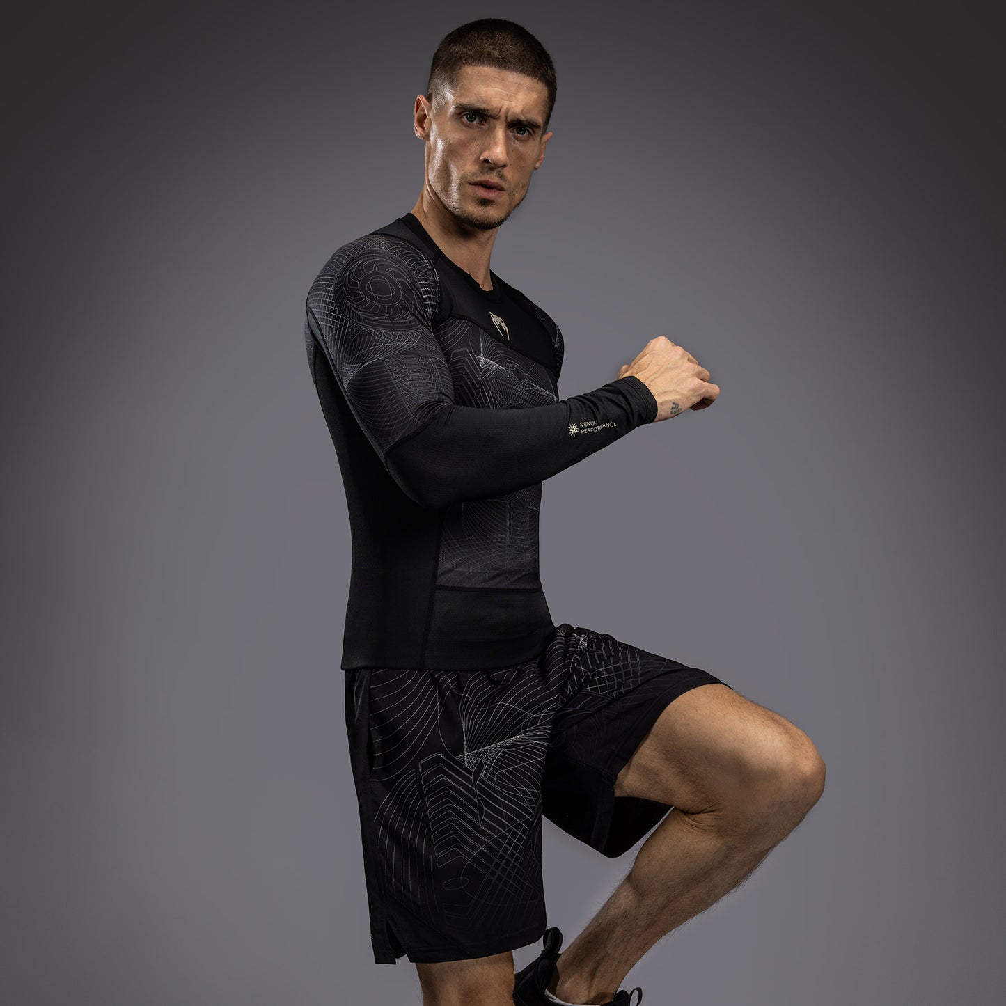 Venum G-Fit Air 남성용 긴팔 래쉬가드 – 딥 블랙/데저트 샌드