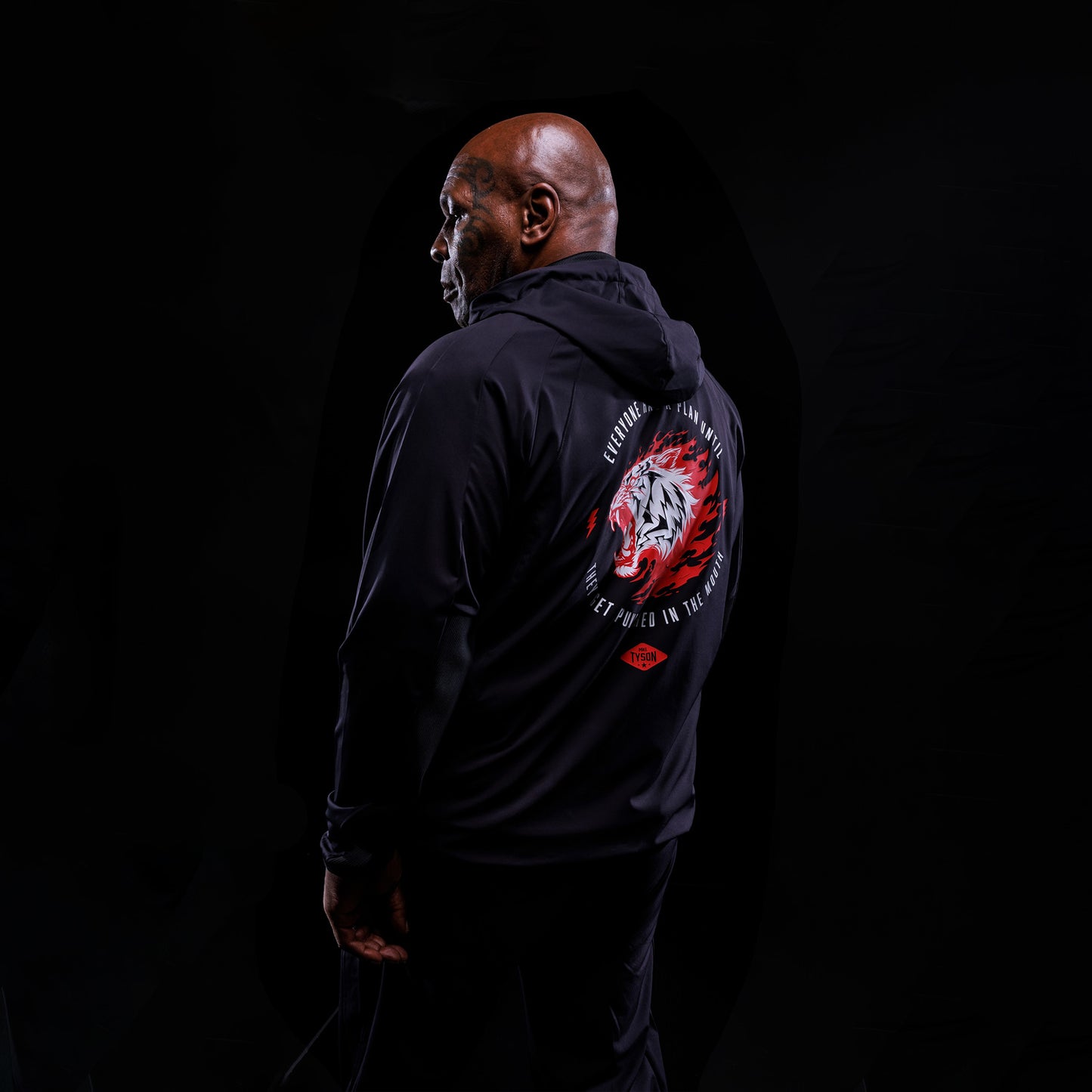 Venum x Mike Tyson: Tiger 트랙 자켓 – 딥 딥 블랙/인텐스 레드
