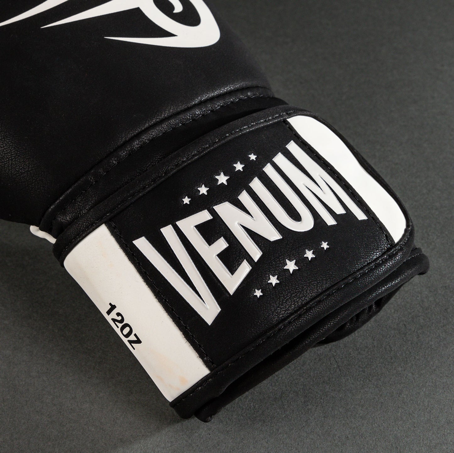 Venum Mike Tyson: Replica 복싱 글러브 – 딥 블랙/옵티컬 화이트