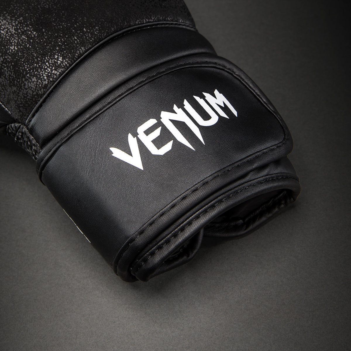 Venum Stone 2.0 복싱 글러브 블랙