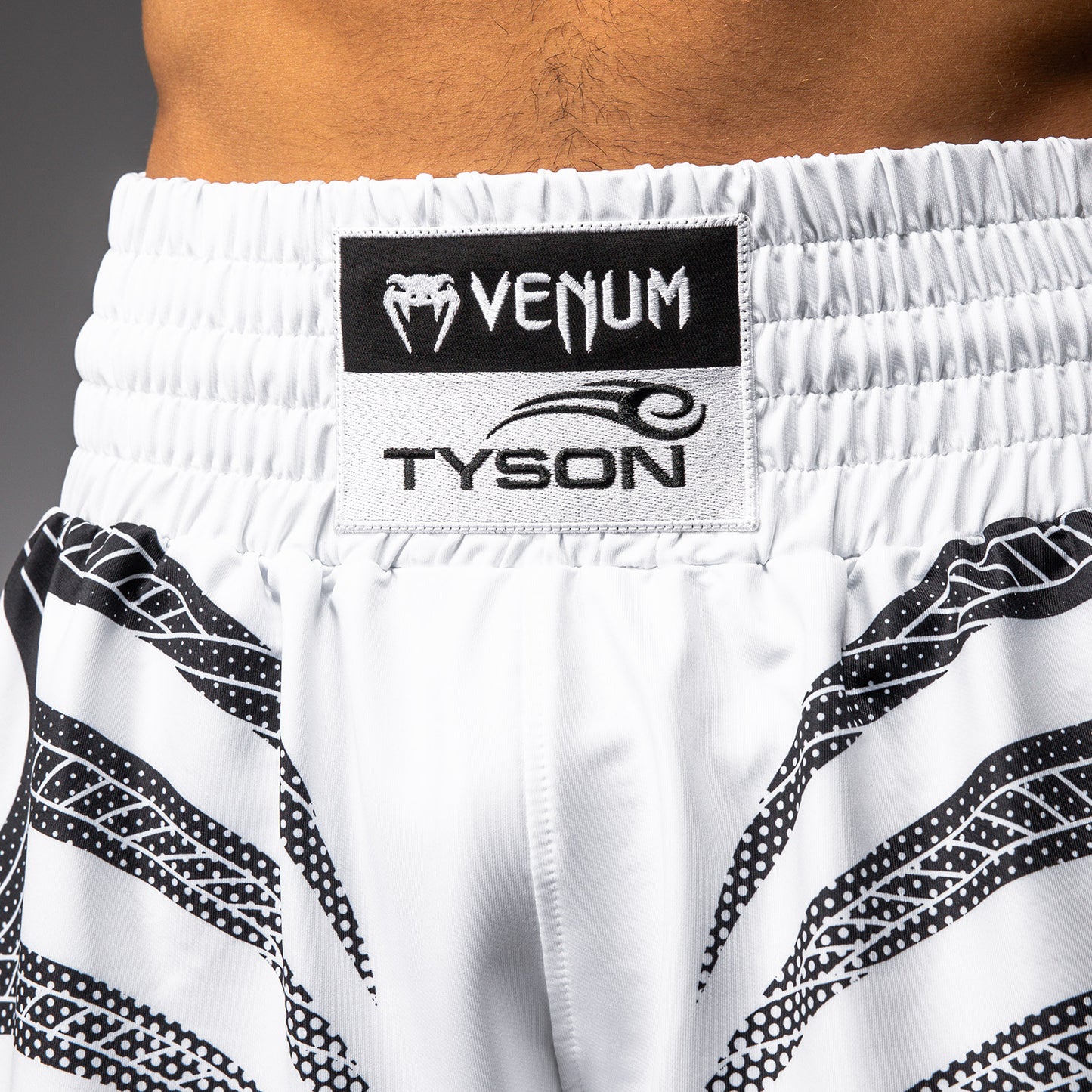 Venum x Mike Tyson: Tiger 복싱 쇼츠 – 옵티컬 화이트/딥 블랙