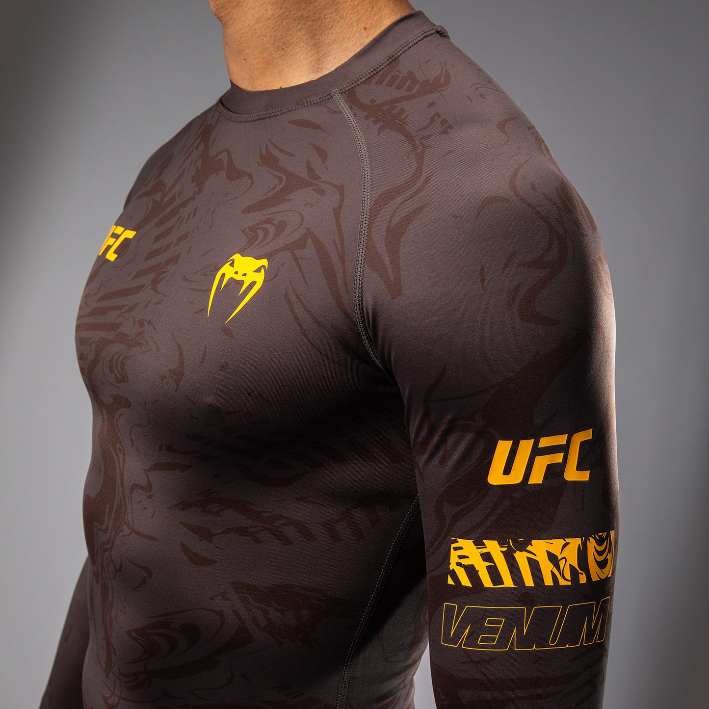 UFC Fusion by Venum Fight Week 남성용 퍼포먼스 긴팔 래쉬가드 – 어던 브라운