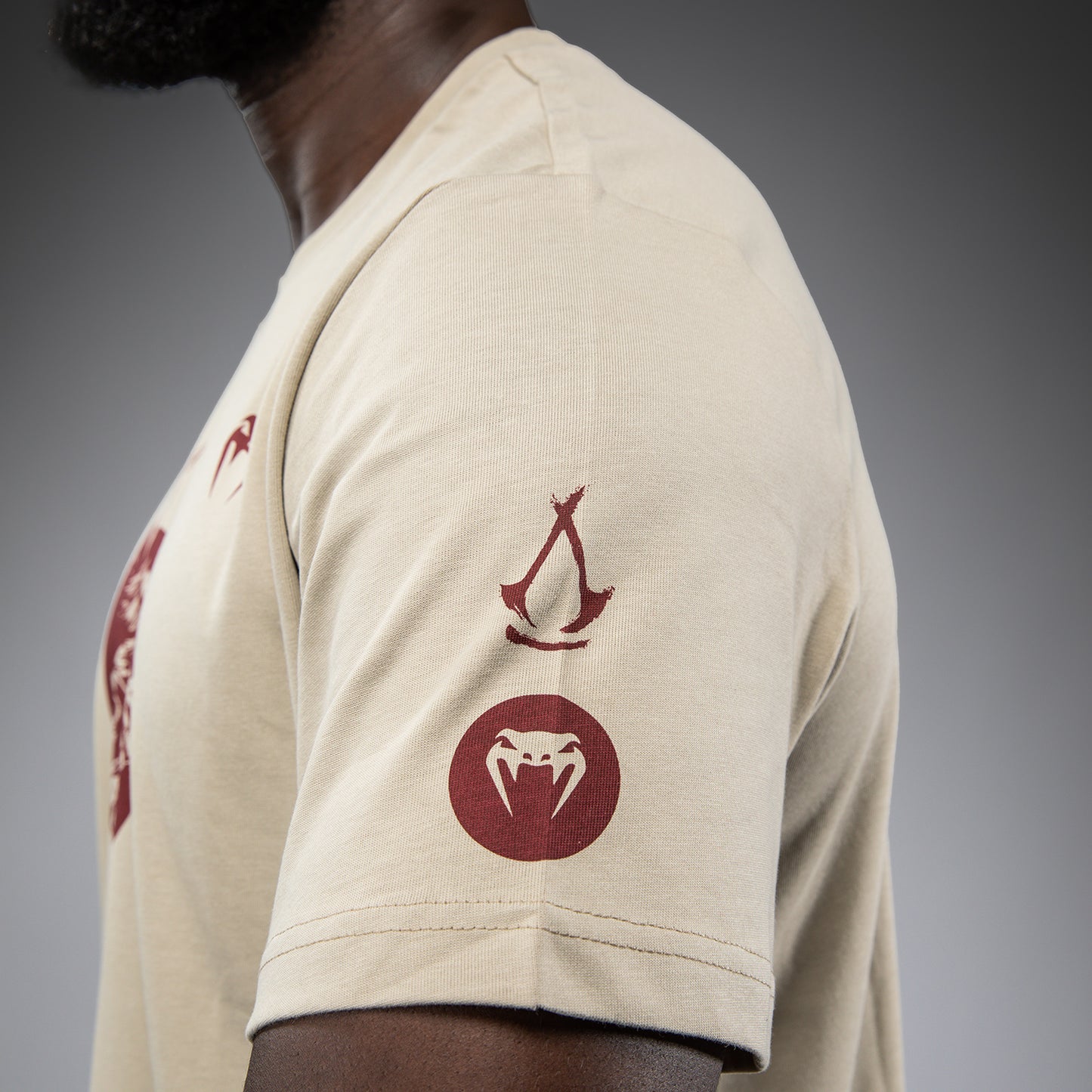 Venum x Assassin’s Creed Shadows 티셔츠 – 샌드
