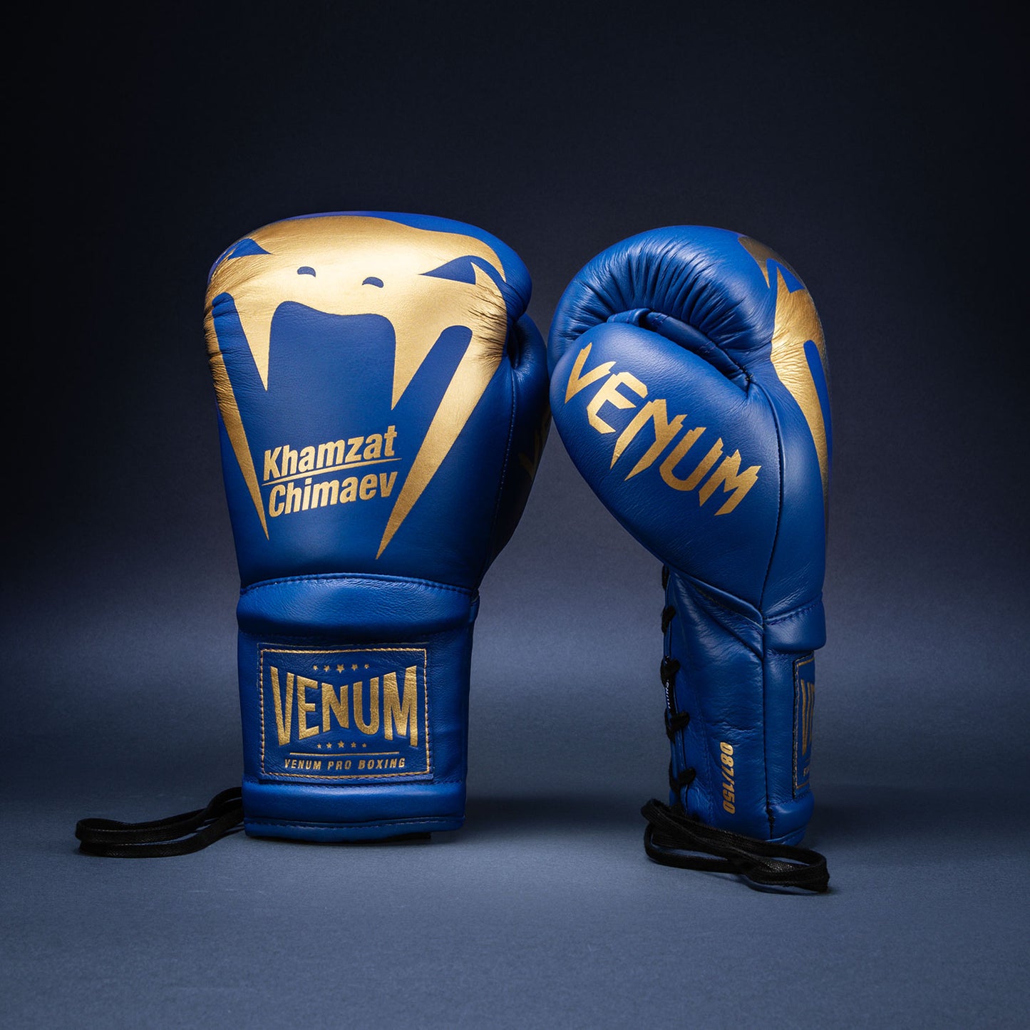 Venum Giant 2.0 Khamzat Chimaev Pro 복싱 글러브 – 블루–골드