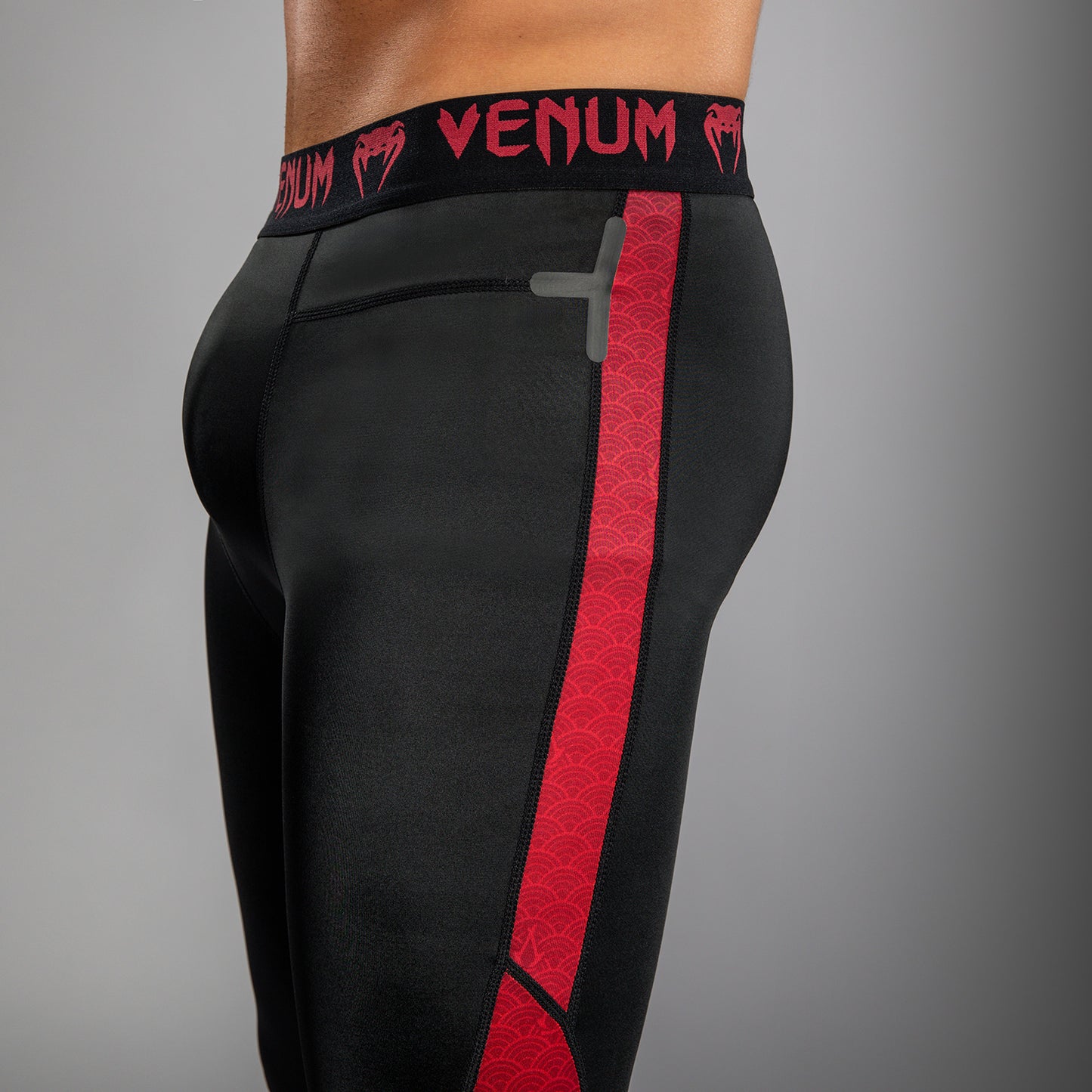 Venum x Assassin’s Creed Shadows 남성 스패츠 – 버건디/블랙