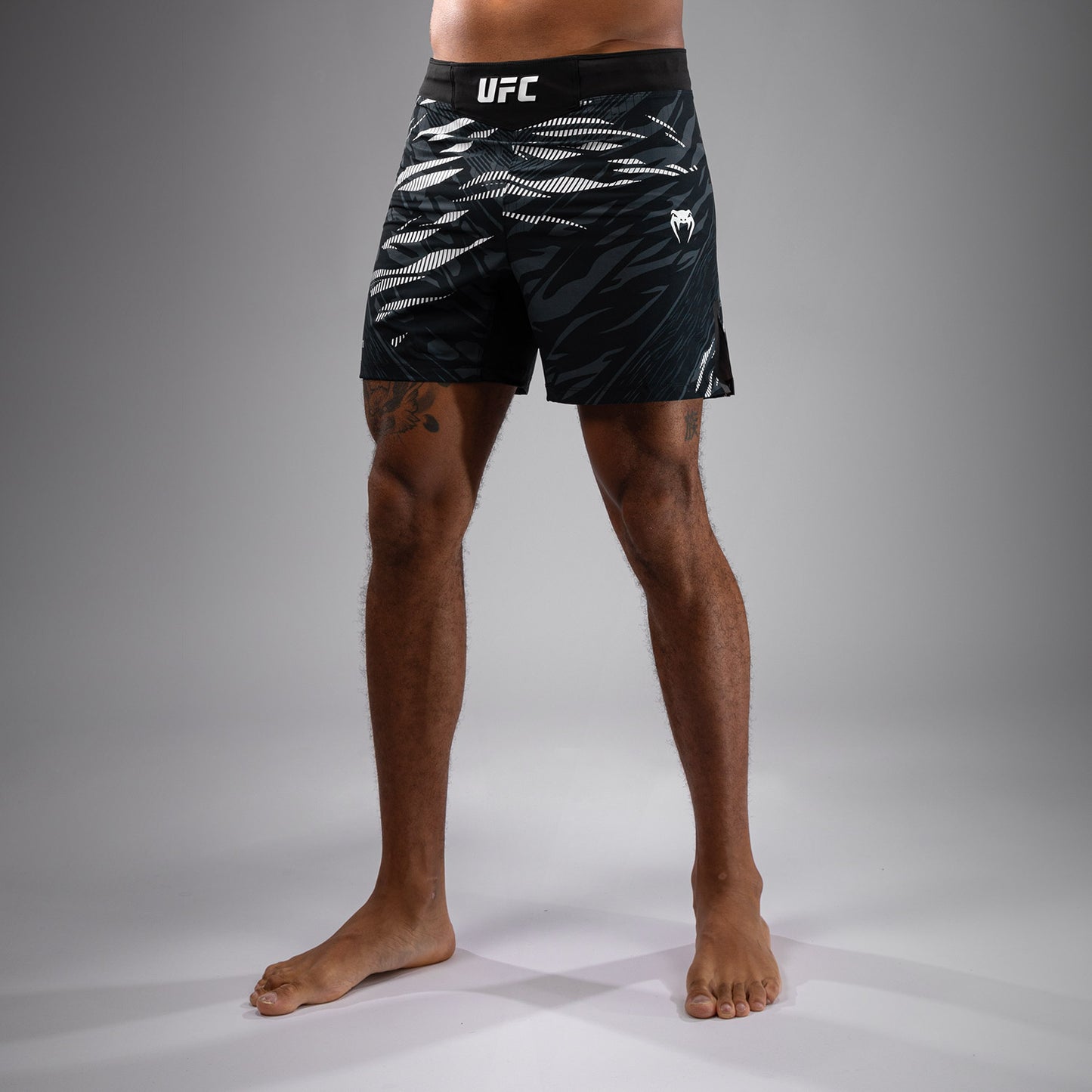 UFC Fusion by Venum Authentic Fight Night 남성용 파이트 쇼츠 – 숏 핏 – 블랙