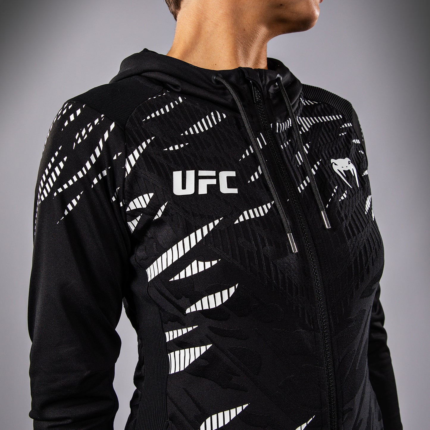 UFC Fusion by Venum Authentic Fight Night 여성용 워크아웃 후디 – 블랙