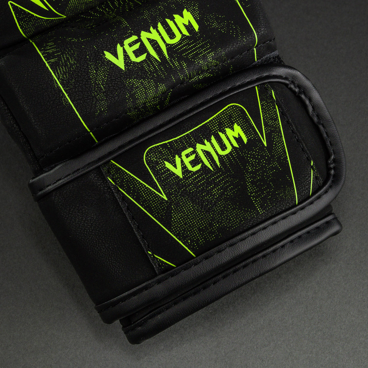 Venum Amazonia Reborn MMA 스파링 글러브 - 블랙/그린