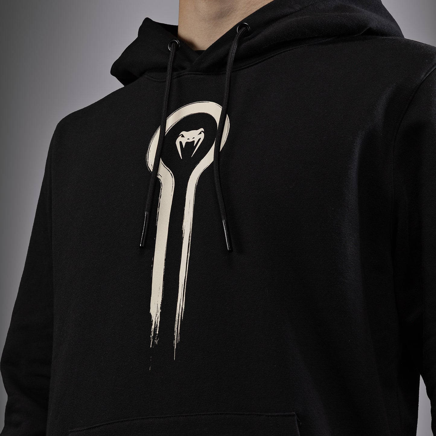Venum x Assassin's Creed Shadows 후디 – 블랙