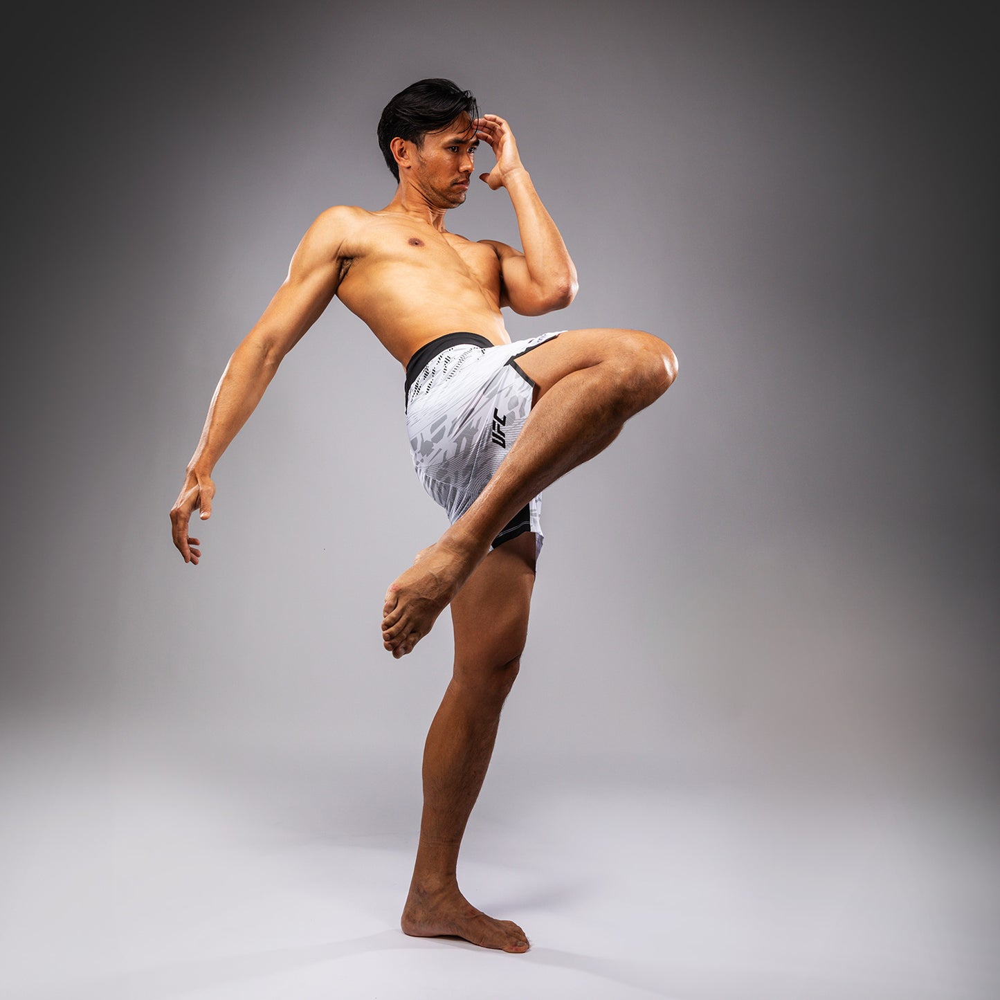UFC Fusion by Venum Authentic Fight Night 남성용 파이트 쇼츠 – 숏 핏 – 화이트