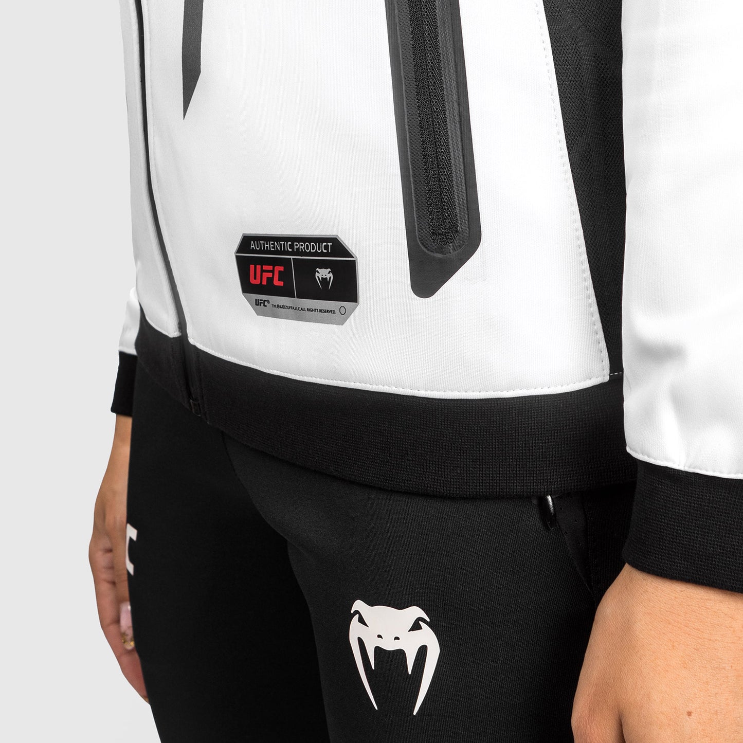 UFC Venum Authentic Fight Night 2.0 키트 by Venum 여성용 워크아웃 후디 – 화이트