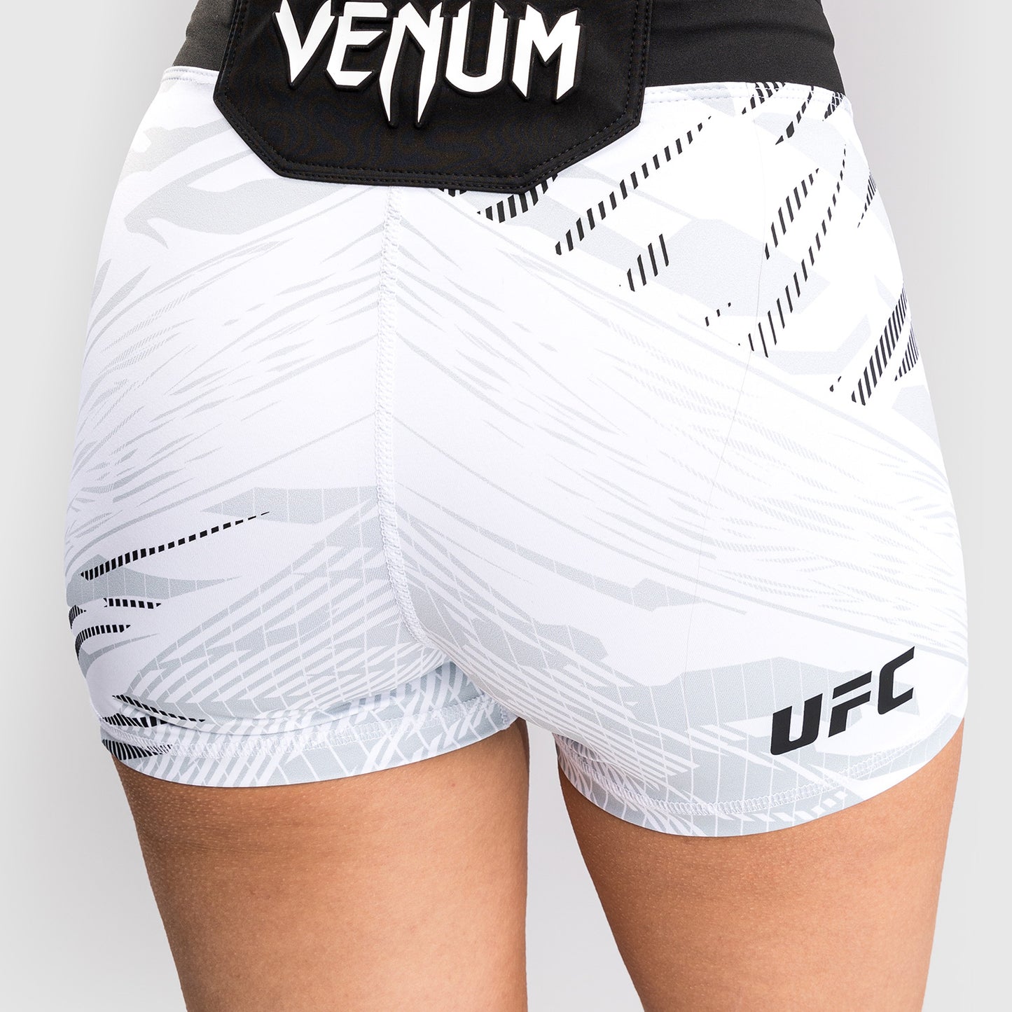 UFC Fusion by Venum 여성용 발리 투도 쇼츠 – 숏 핏 – 화이트