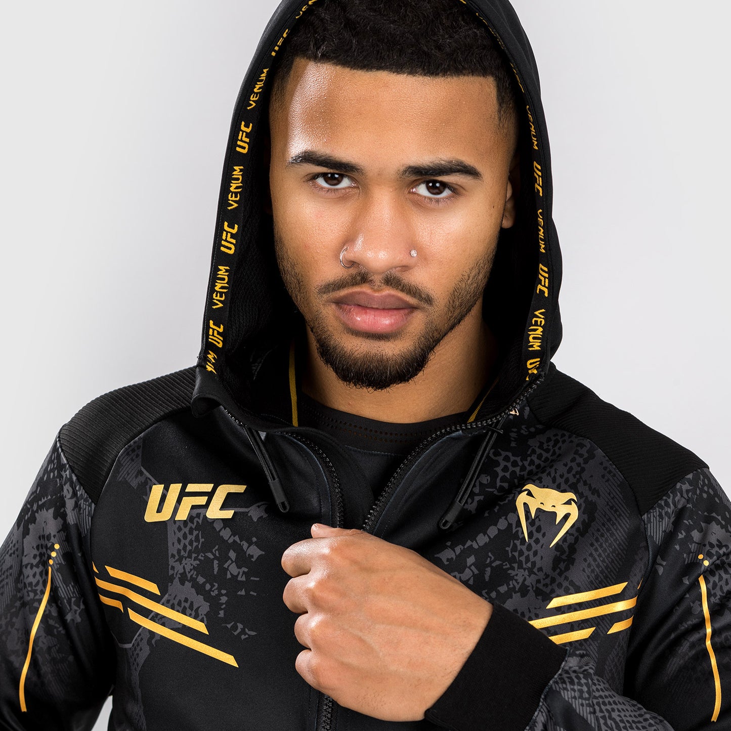 UFC Adrenaline by Venum Authentic Fight Night 남성용 워크아웃 후디 – 챔피언