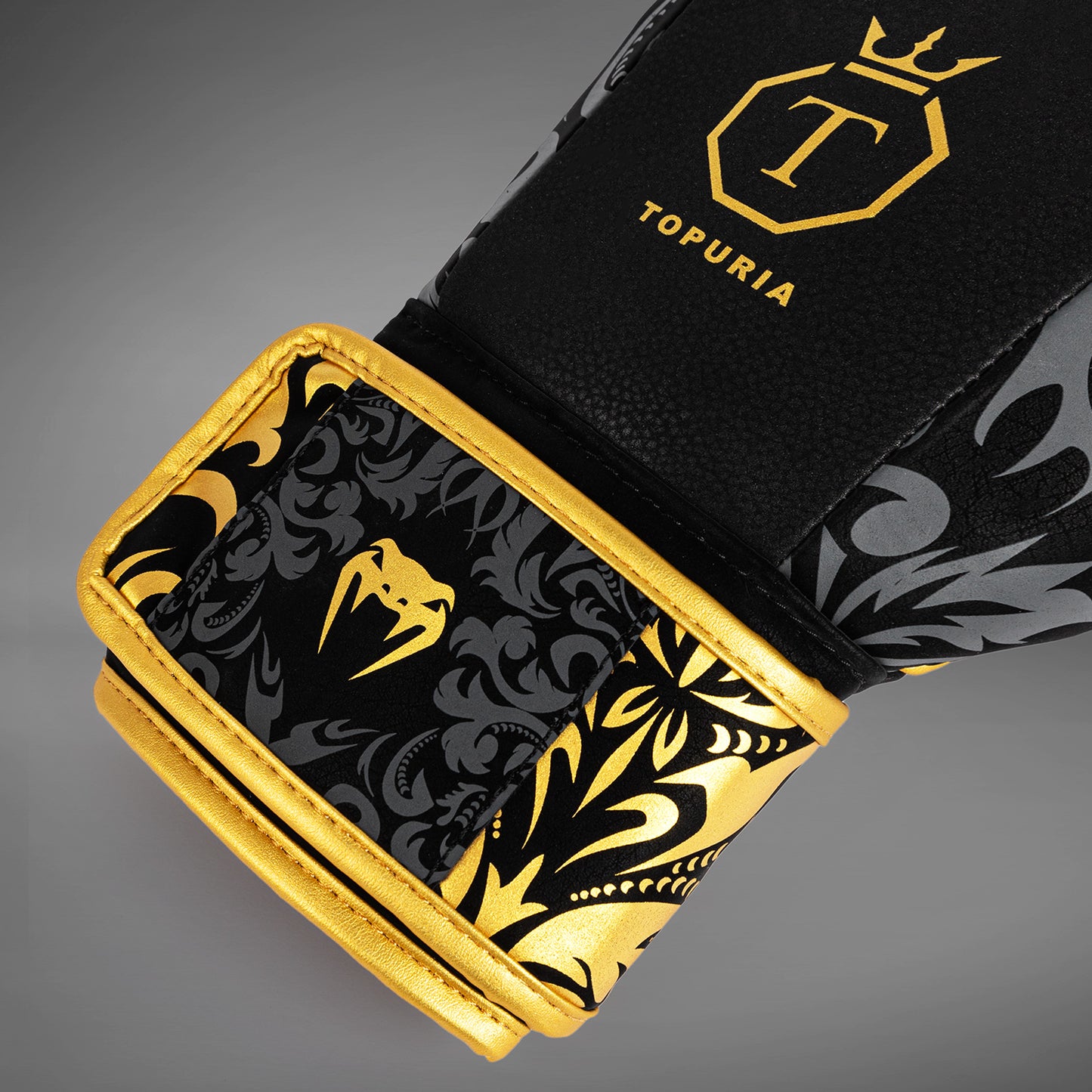 Venum x Topuria Unmatched Edition 복싱 글러브 – 블랙/골드