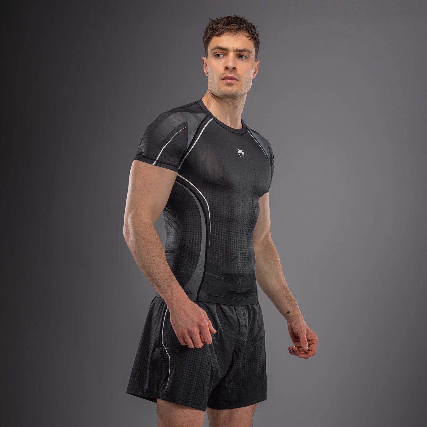 Venum Stealth 스텔스 반팔 래쉬가드 – 블랙/화이트
