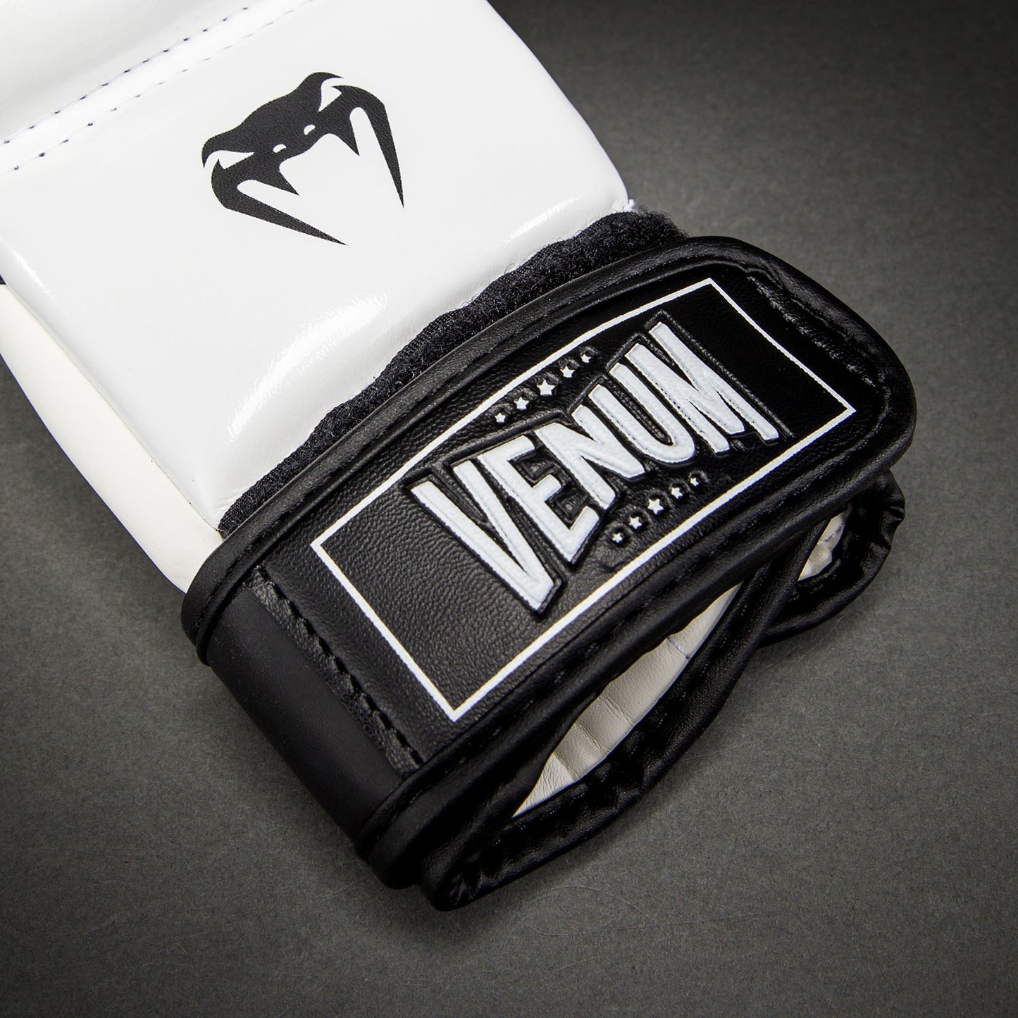 Venum Attack 2.0 스파링 글러브 – 블랙/화이트