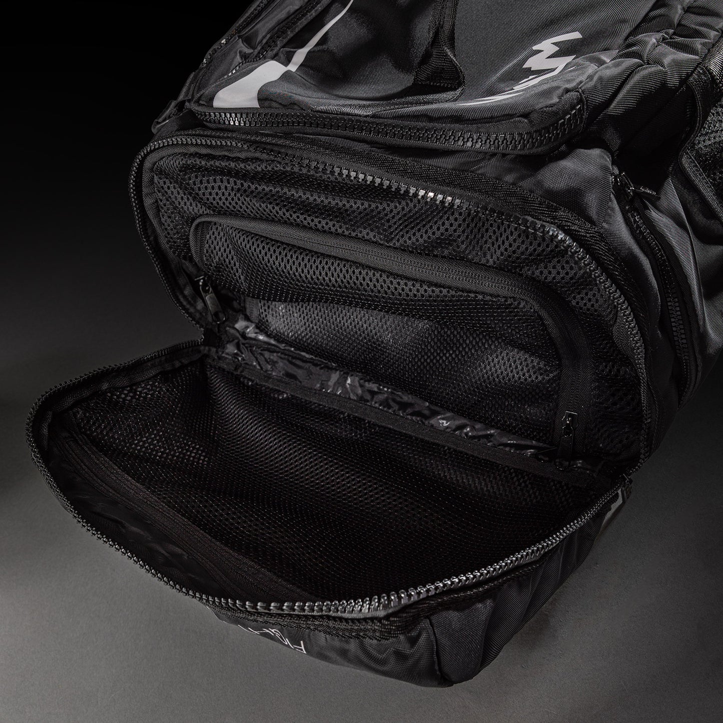 UFC Unity by Venum Authentic Fight Week 기어 백 – 블랙/화이트