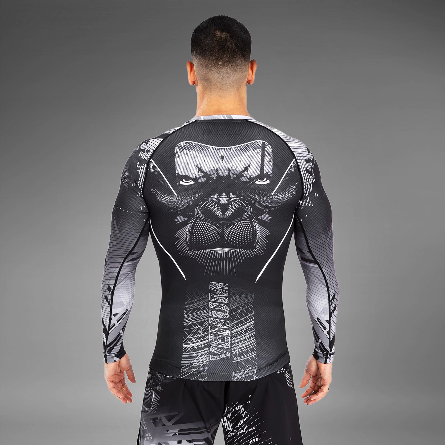 Venum Gorilla Jungle 래쉬가드 긴팔 – 블랙/화이트