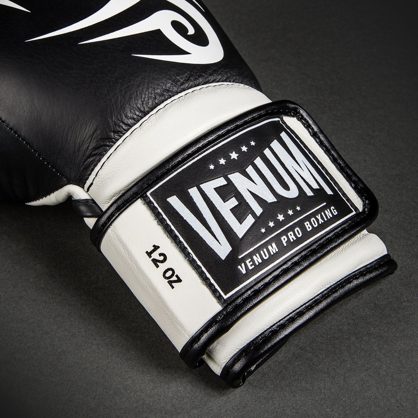 Venum Giant 2.0 Mike Tyson Pro 복싱 글러브 – 딥 블랙/옵티컬 화이트