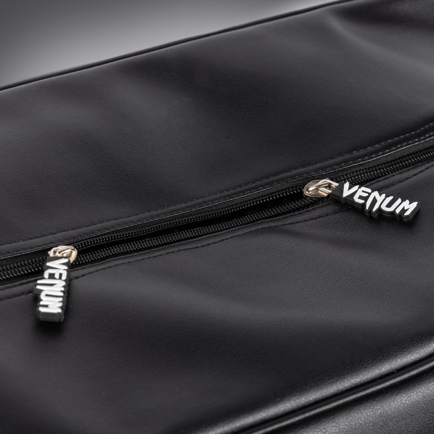 Venum 스포츠백 – 블랙/화이트