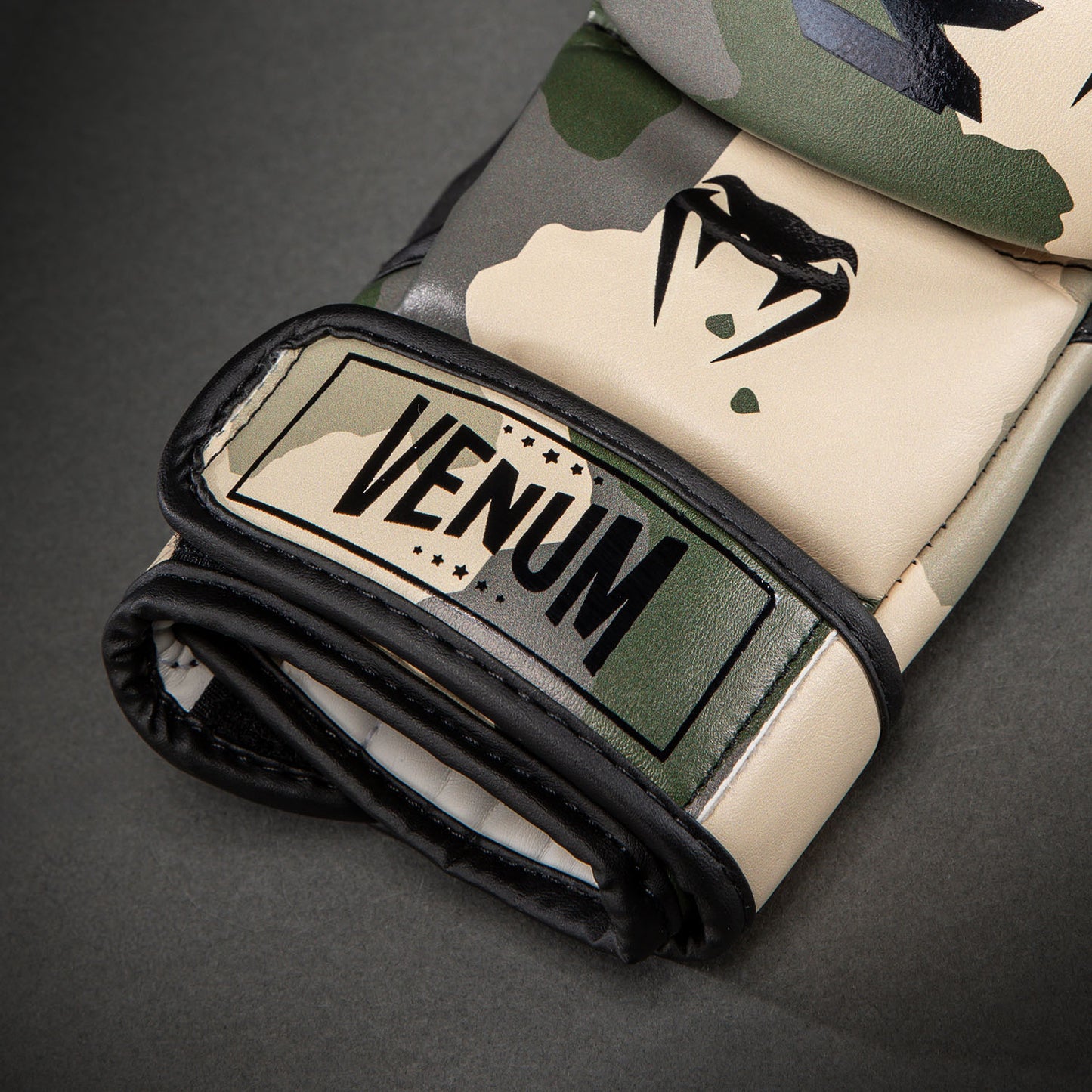 Venum Elite 스파링 글러브 - 카키/오프 화이트