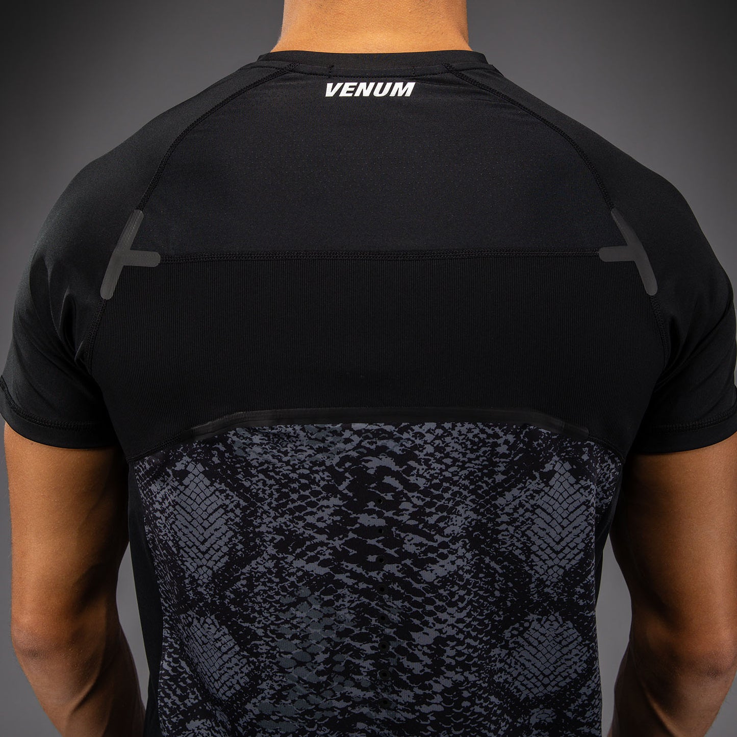 Venum G-Fit Scales 드라이 테크 티셔츠 – 블랙/차콜 그레이