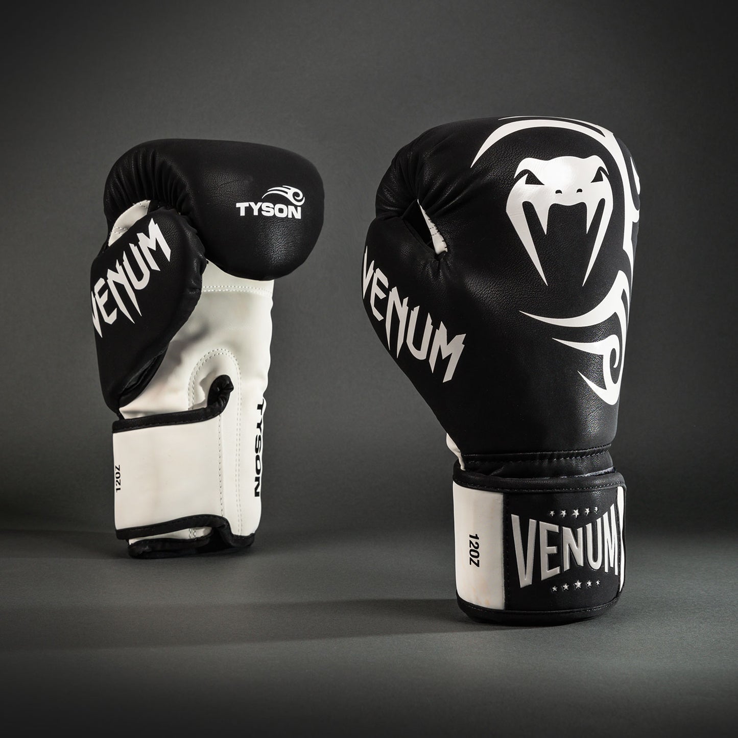 Venum Mike Tyson: Replica 복싱 글러브 – 딥 블랙/옵티컬 화이트