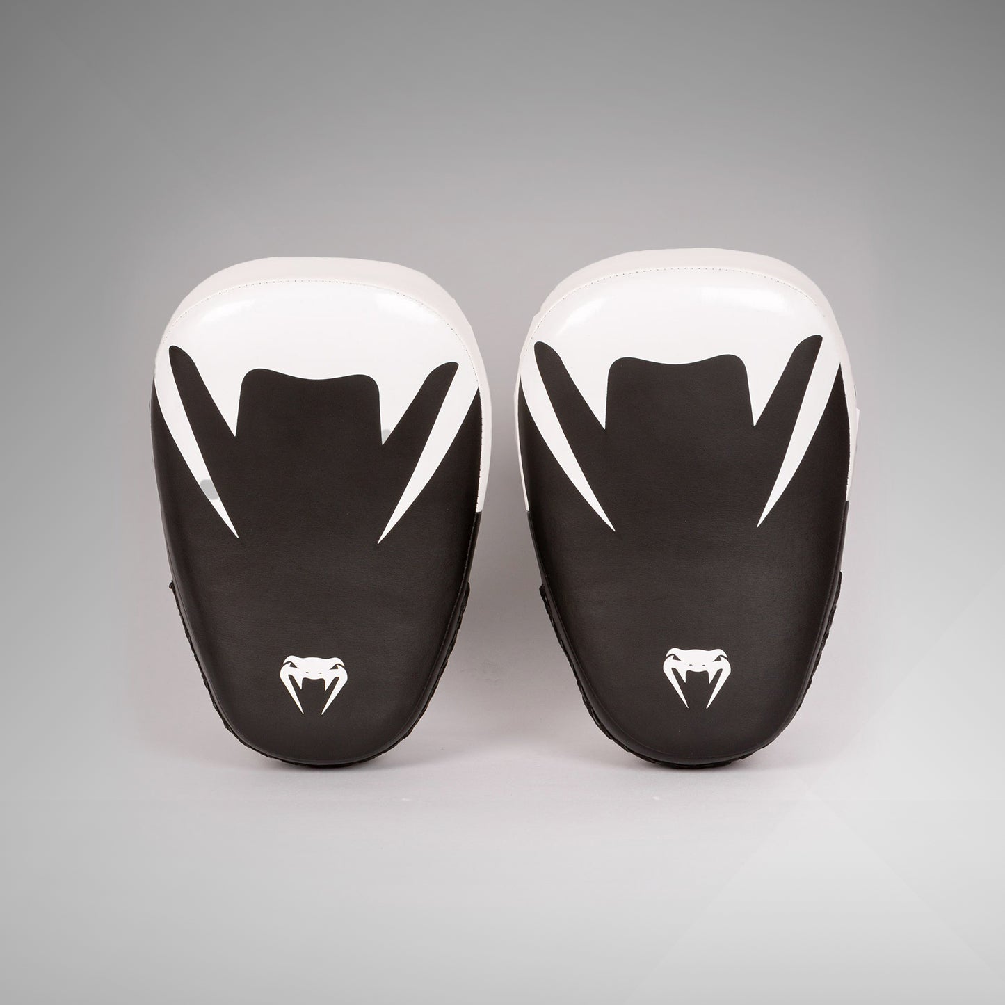 Venum Kick Boxing Gear 2.0 마이크로 파이버 스몰 포즈 – 블랙/화이트