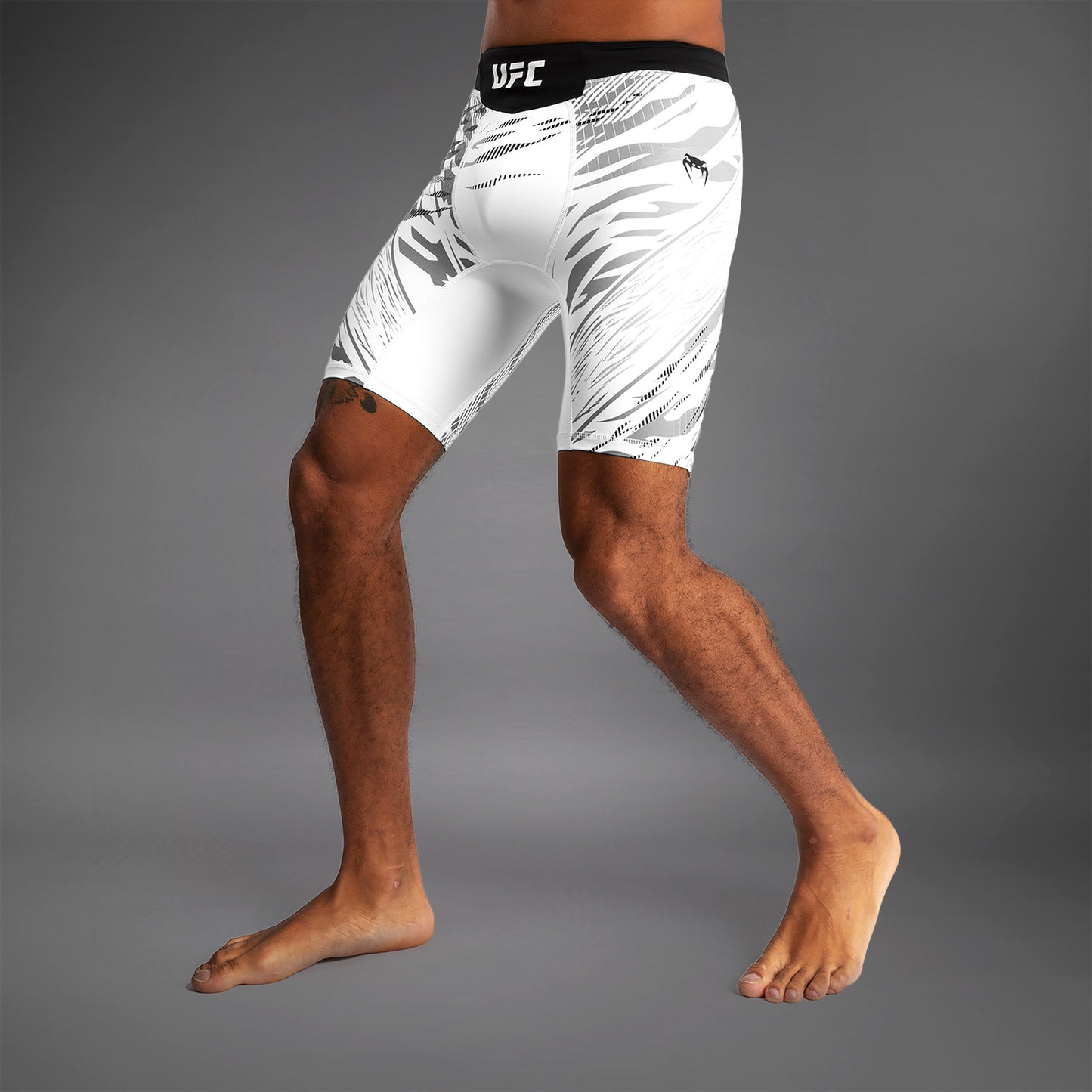 UFC Fusion by Venum Authentic Fight Night 남성용 발리 투도 쇼츠 – 화이트