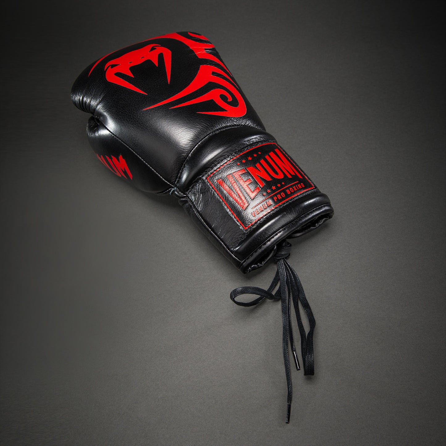 Venum Giant 2.0 Mike Tyson Pro 복싱 글러브 레이스 포함 – 블랙/레드