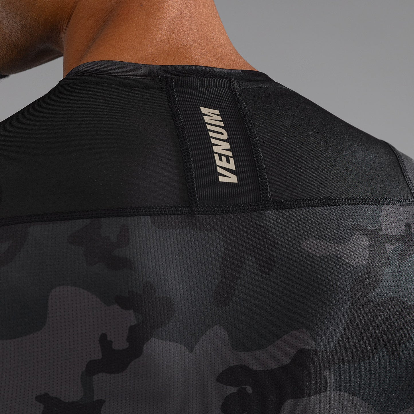 Venum G-Fit Air 남성용 반팔 래쉬가드 – 디지털 어반 카모