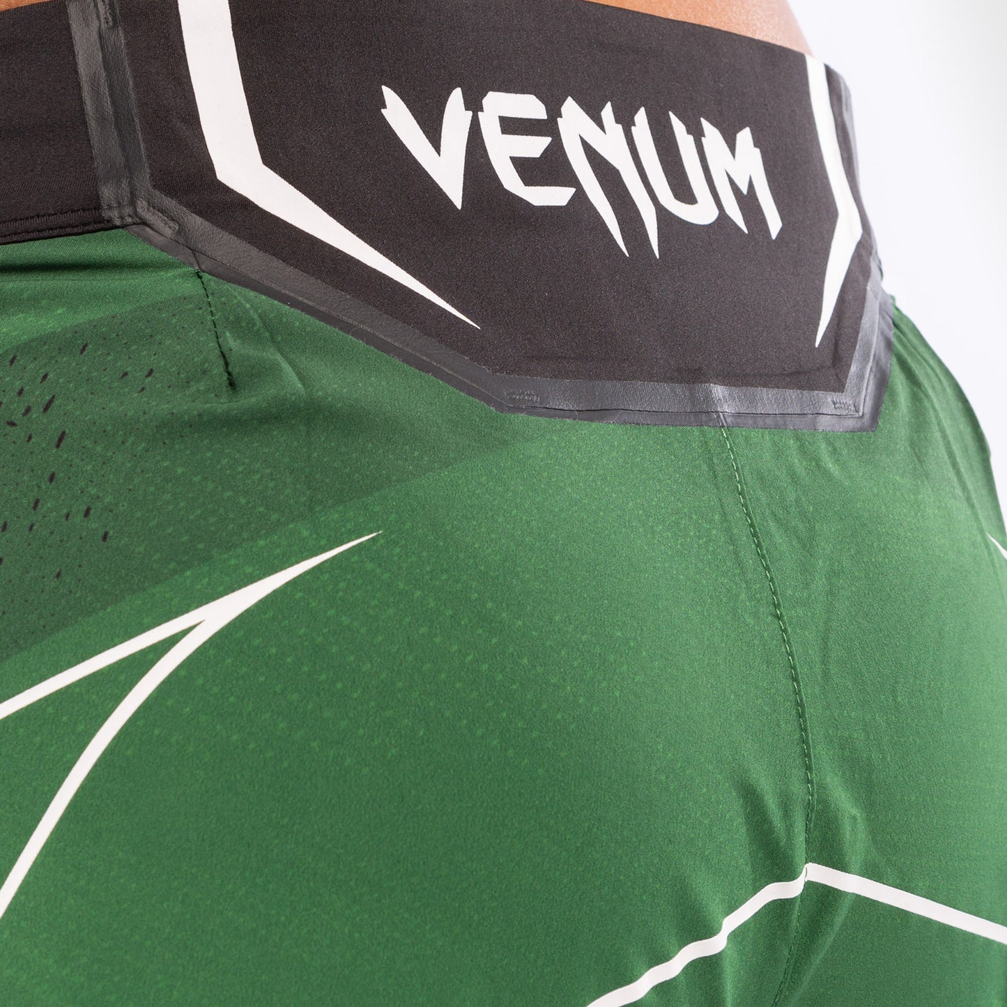 UFC Venum Authentic Fight Night 여성용 쇼츠 – 숏 핏 – 그린
