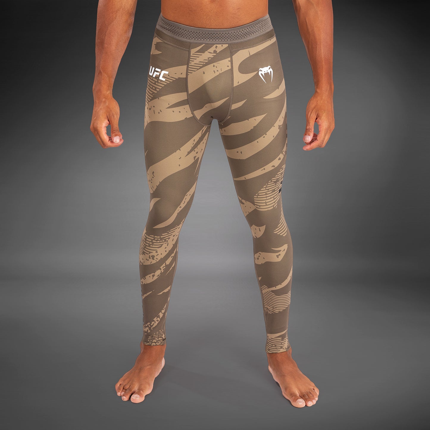 UFC Adrenaline by Venum Fight Week 퍼포먼스 남성용 타이츠 – 듄 카모