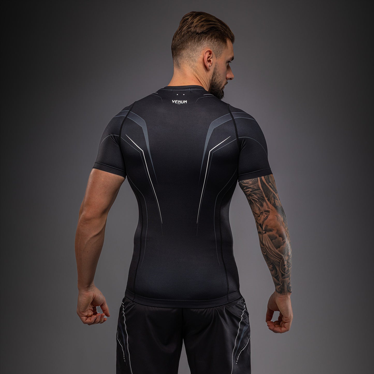 Venum Streamline 스트림라인 반팔 래쉬가드 – 블랙/화이트