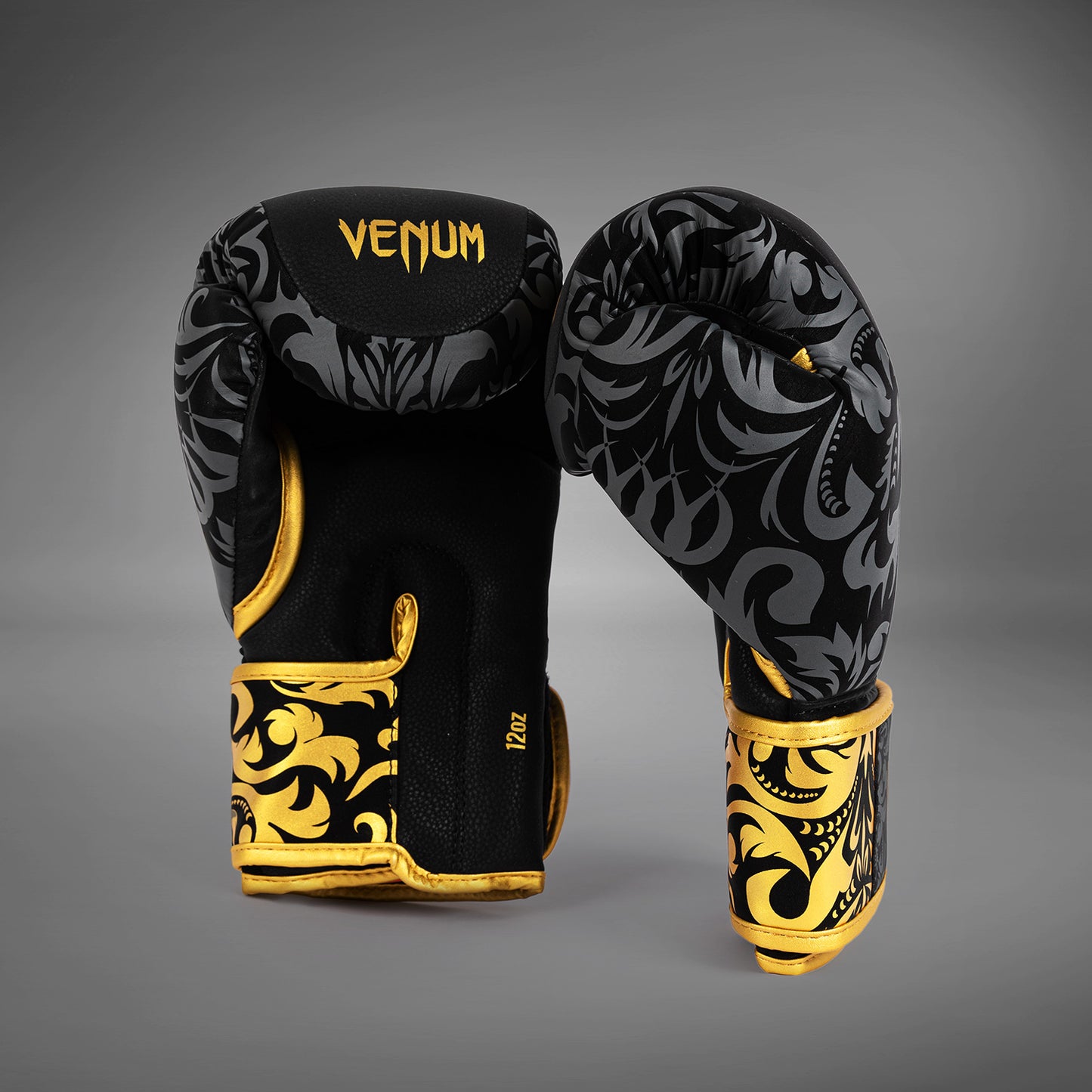 Venum x Topuria Unmatched Edition 복싱 글러브 – 블랙/골드
