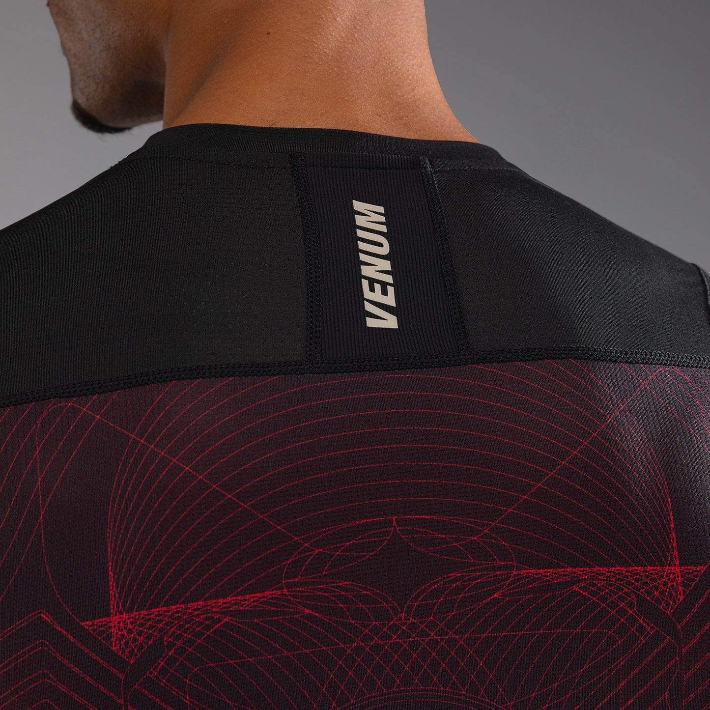 Venum G-Fit Air 남성용 반팔 래쉬가드 – 딥 블랙/파이어 레드