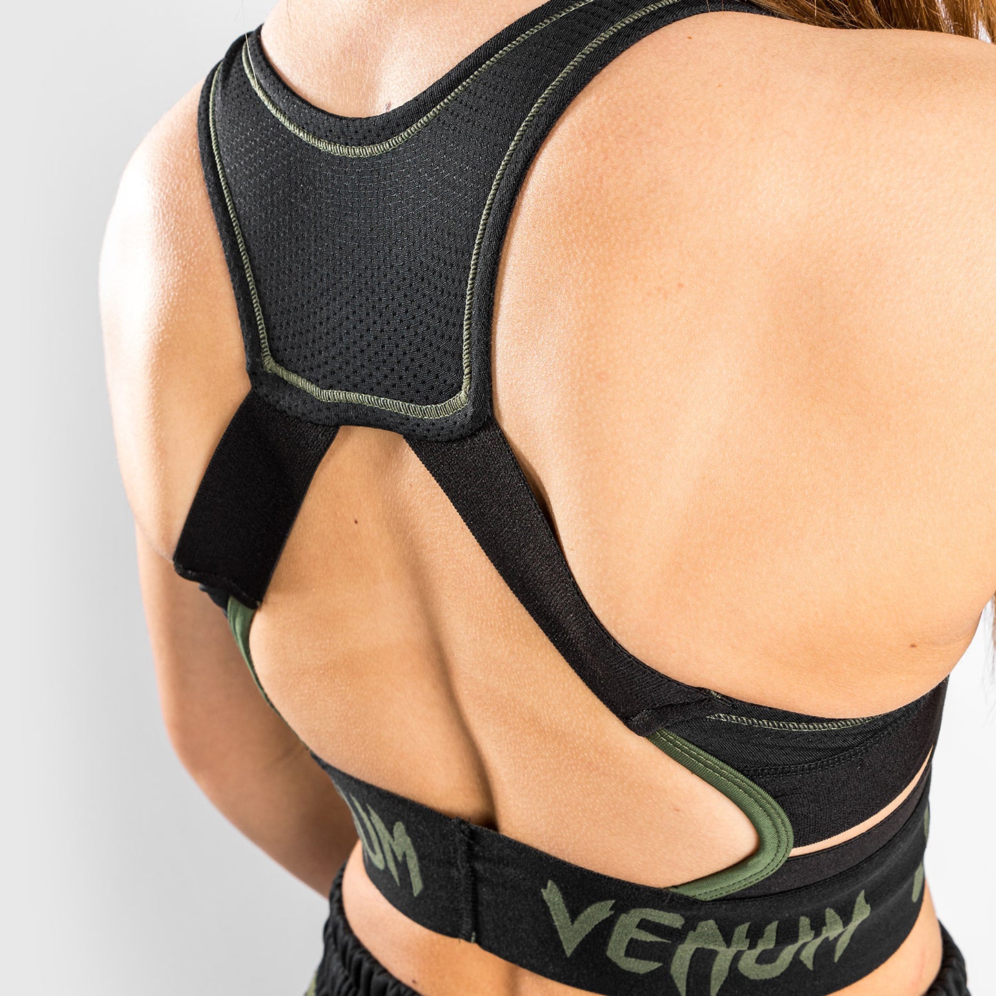 Venum UFC Authentic Fight Week 여성 계체용 스포츠 브라 – 카키