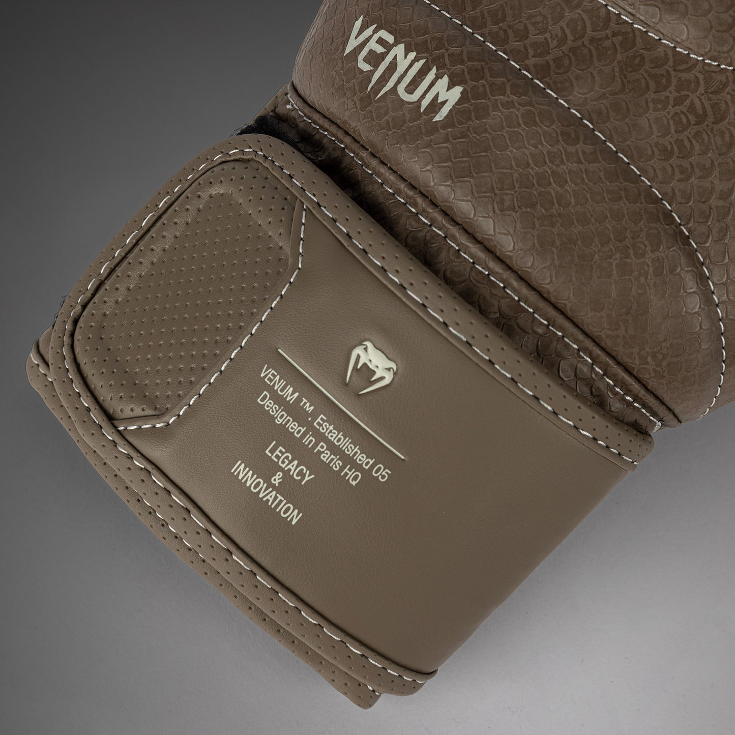 Venum Impact Evo Scales 복싱 글러브 – 브라운