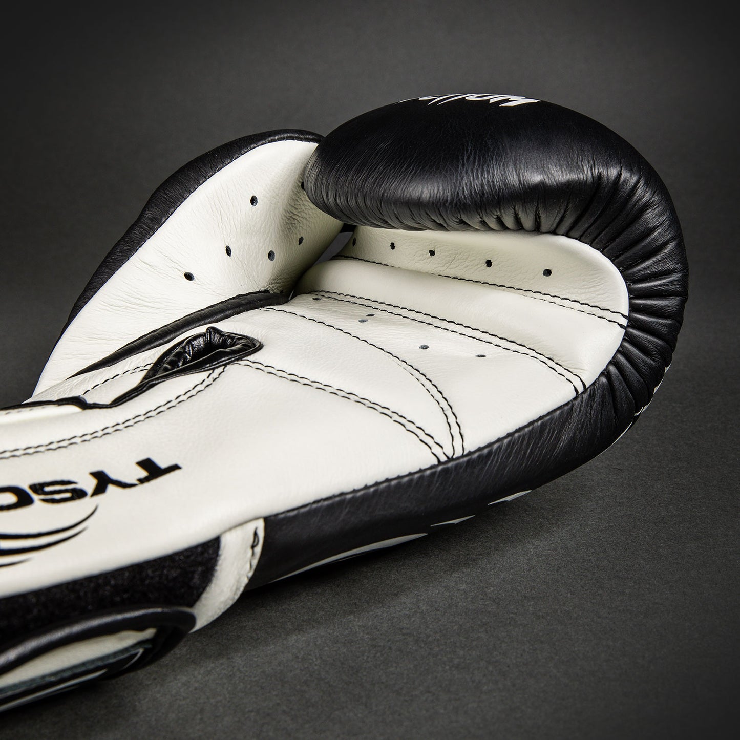 Venum Giant 2.0 Mike Tyson Pro 복싱 글러브 – 딥 블랙/옵티컬 화이트
