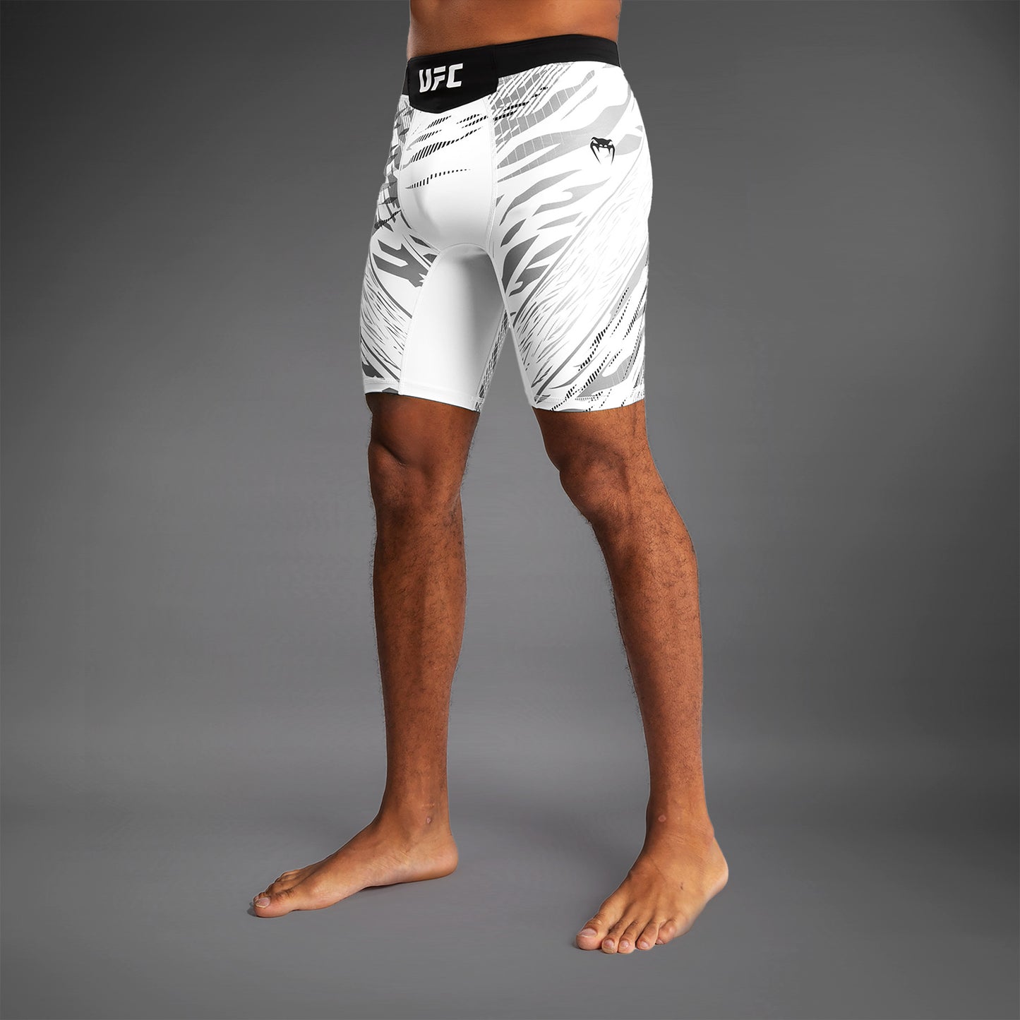 UFC Fusion by Venum Authentic Fight Night 남성용 발리 투도 쇼츠 – 화이트